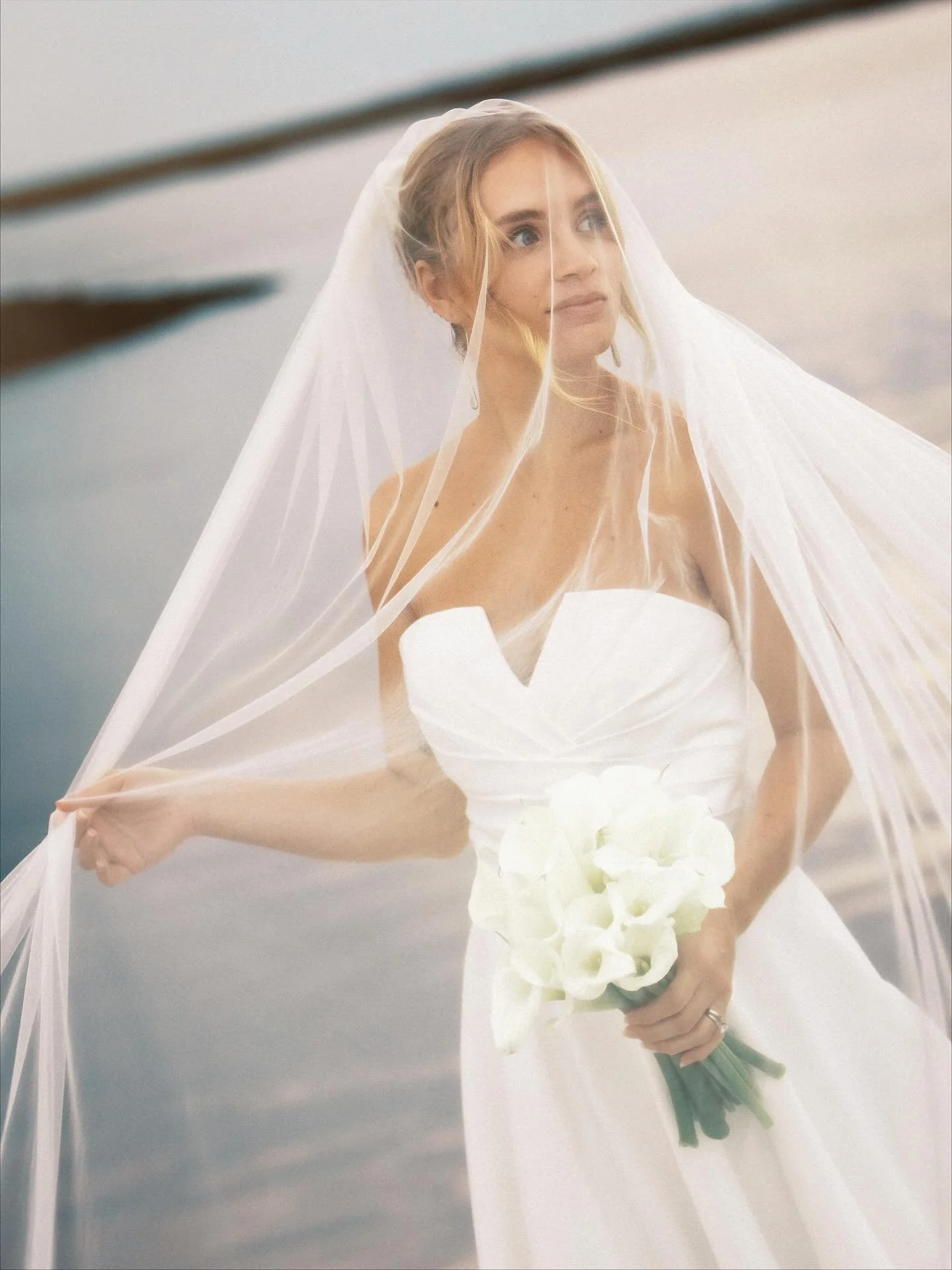 Veil moments!
@oysterbayyachtclub 
@one.bridal 
@gacoastal_glam 
@trubloomdesigns_