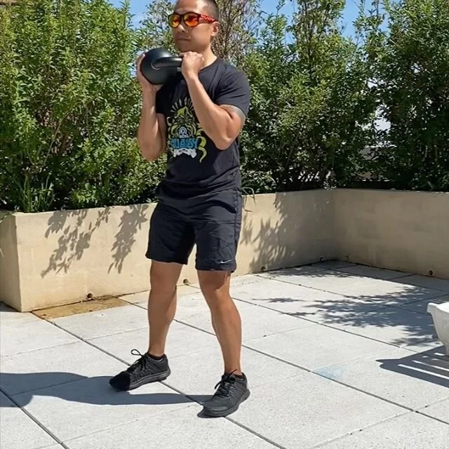 Not another Manic Monday.. just another workout Funday! Single kettlebell and bodyweight combination.
.
1️⃣ Kettlebell figure 8 - clean - back lunge
2️⃣ Kettlebell bentover rows
3️⃣ Kettlebell single arm push press
4️⃣ Kettlebell high pulls
5️⃣ Skate