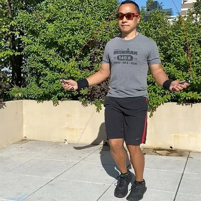 Double kettlebell workout and bodyweight circuit. Total body strength and conditioning, power, functional movements 💪🏻💪🏻
.
1️⃣ Jump rope
2️⃣ Long cycle -&gt; double kettlebell clean and jerk
3️⃣ Kettlebell renegade rows - alt arm extensions - pus