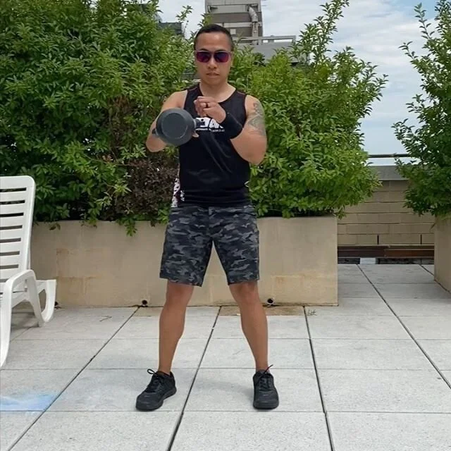 Pull-push workout with a single kettlebell, working in different planes of movement.
.
1️⃣ Kettlebell swings
2️⃣ Halo to forward lunge
3️⃣ Bentover rows
4️⃣ Rotational snatch
5️⃣ Rotational push press
6️⃣ Narrow to wide push-up variation .
.
#kettleb