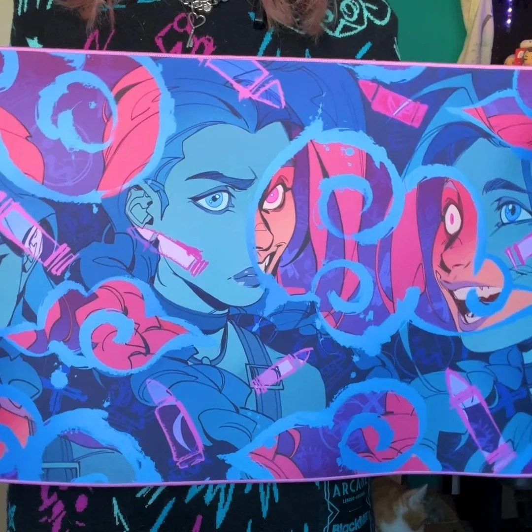 SHOP AND JINX PLAYMAT ARE FINALLY LIVE!!! 🛍️🌟 NEW Kai'sa playmat is also up for preorder and the leftovers from the TFT Paris Open are finally available! Poured my soul into everything so I really hope you like. Thank you all so much 😭🖤 store.art