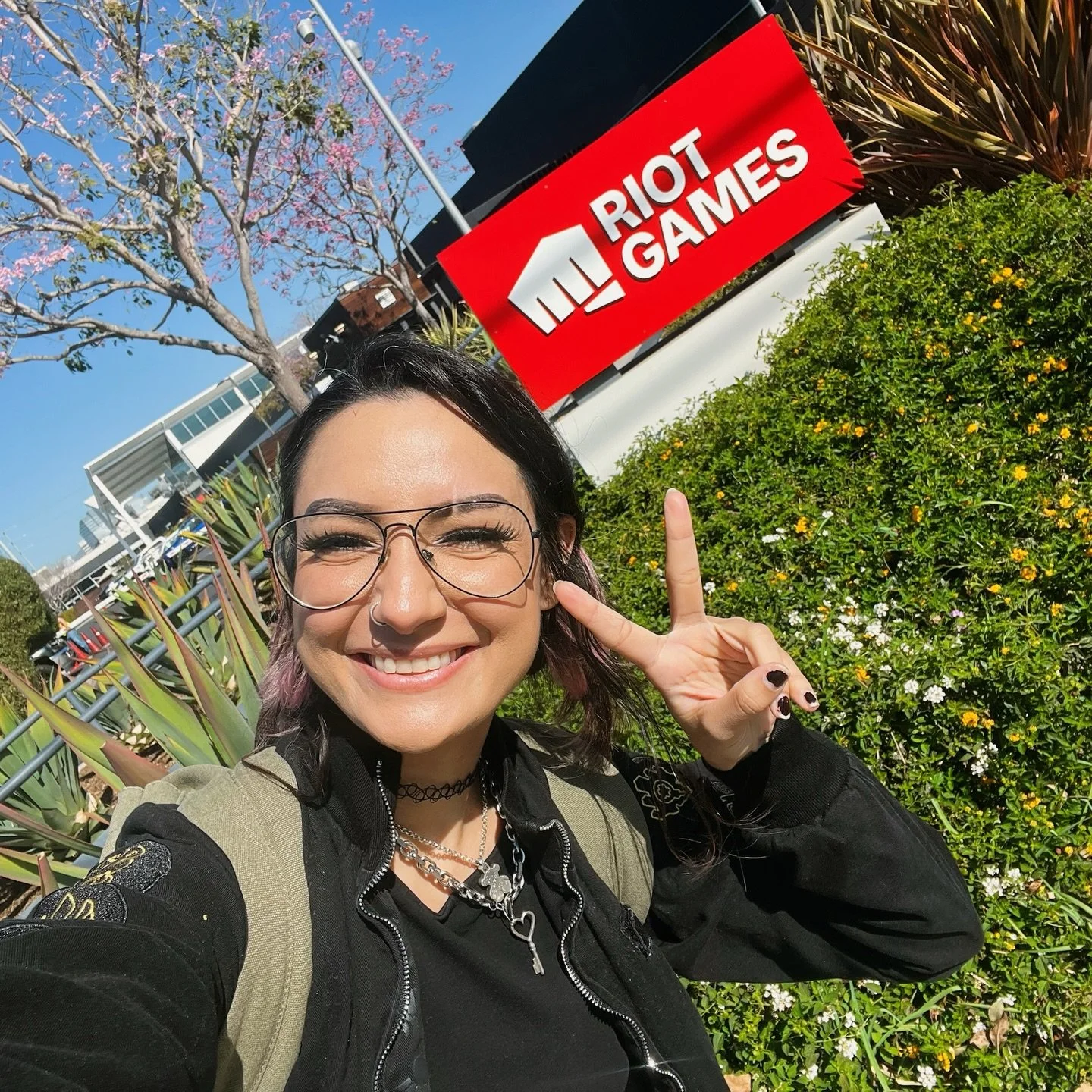 RITO GAMES 🖤 GONNA TEAR UP been almost a decade since I was last here! So surreal to walk the halls again, meet up with all the lovely Rioters and see all the cool spots. Thank you, @ggmattb for making it happen!!! It was such an incredible day and 