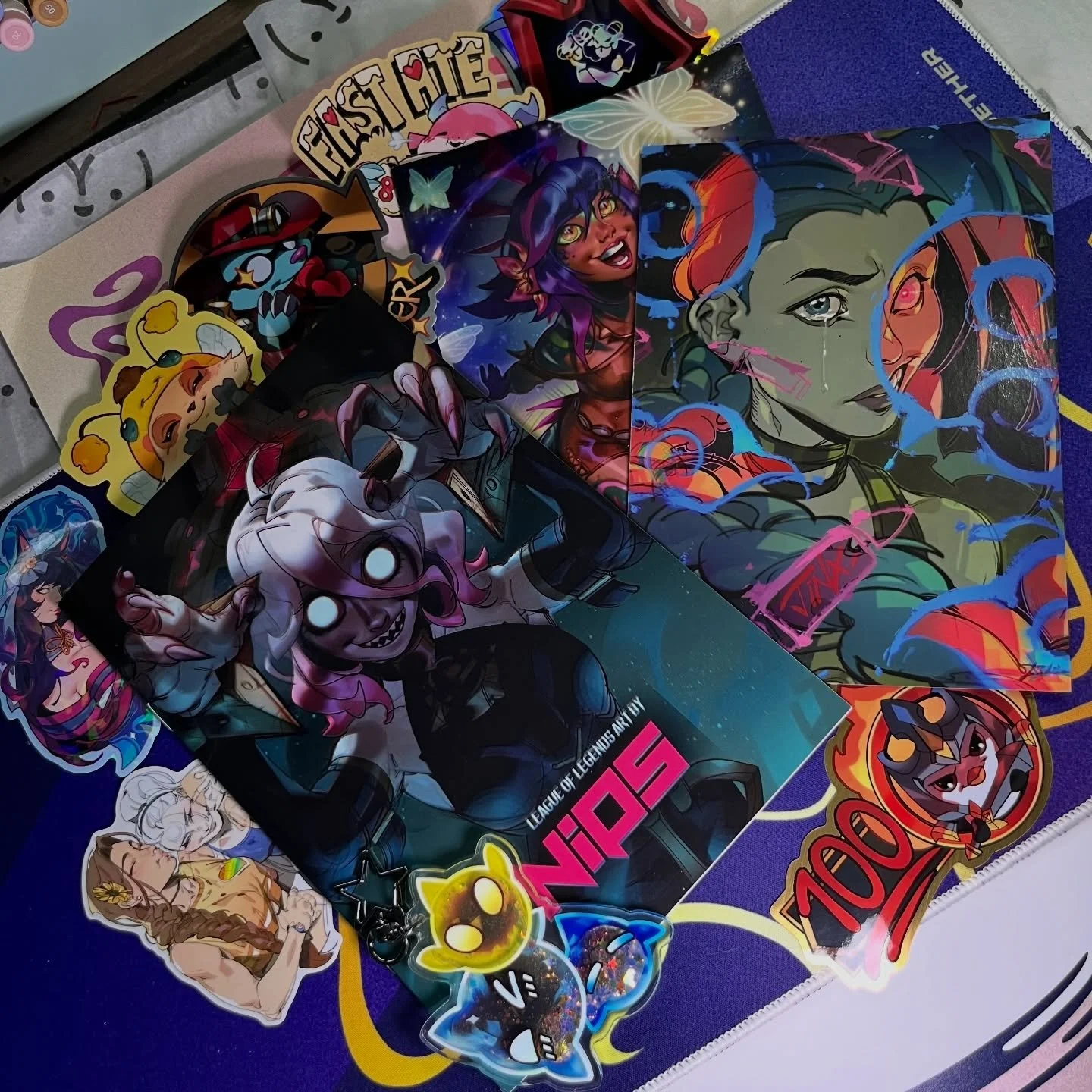 The merch from the TFT Paris Open is now available in my shop at store.artbynips.com !!! ✨ AHHHH so proud of how the site looks. Thank you all so much for the support 😭🖤 #tft #teamfighttactics #leagueoflegends #fanart #videogame