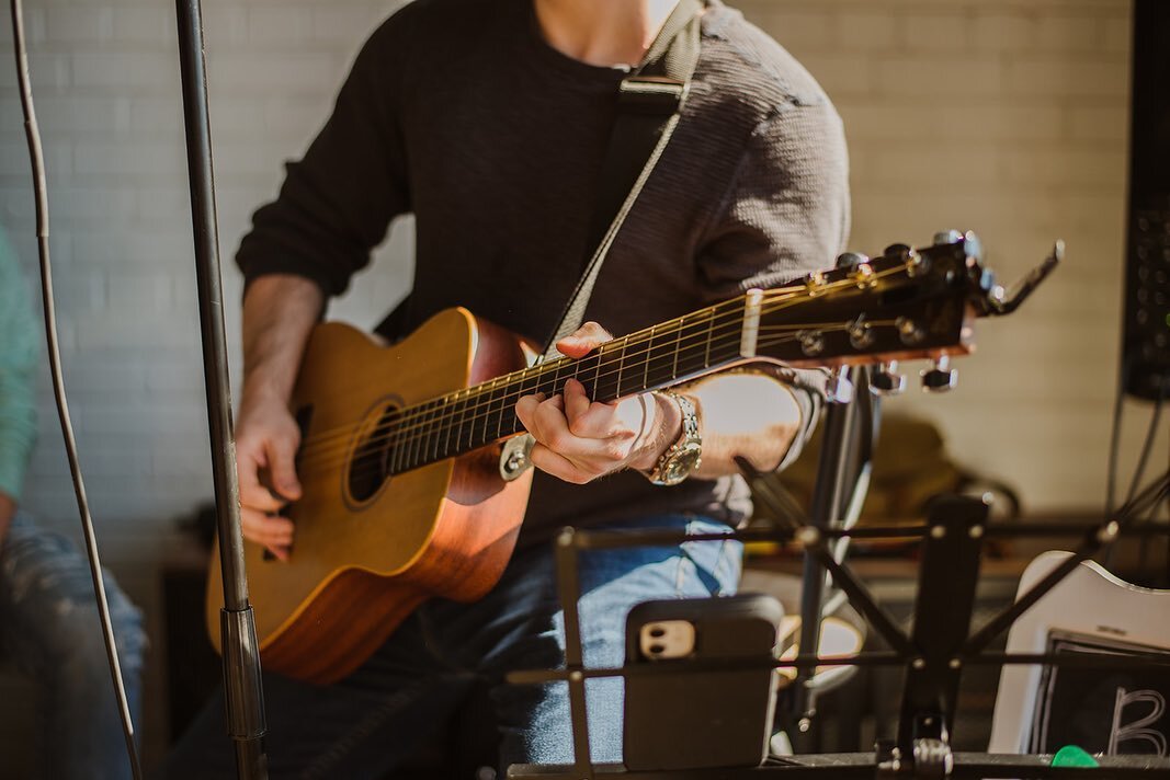 Some great moments from Vendor Day at @bubsandspankie_coffeeco  captured by the talented @sydneybphotographync 📷 
.
.
.
.
.

#guitars #guitar #guitarist #guitarplayer #music  #guitarsolo #guitarsdaily #guitarsofinstagram #musician #guitarra #electri
