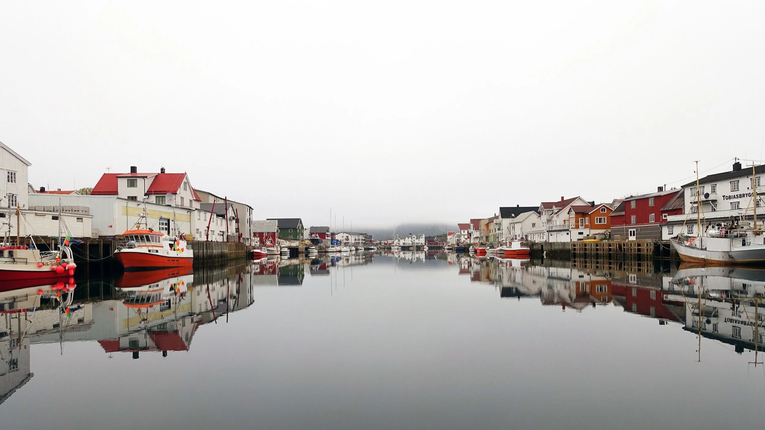 Stille sjø i Heimsundet.