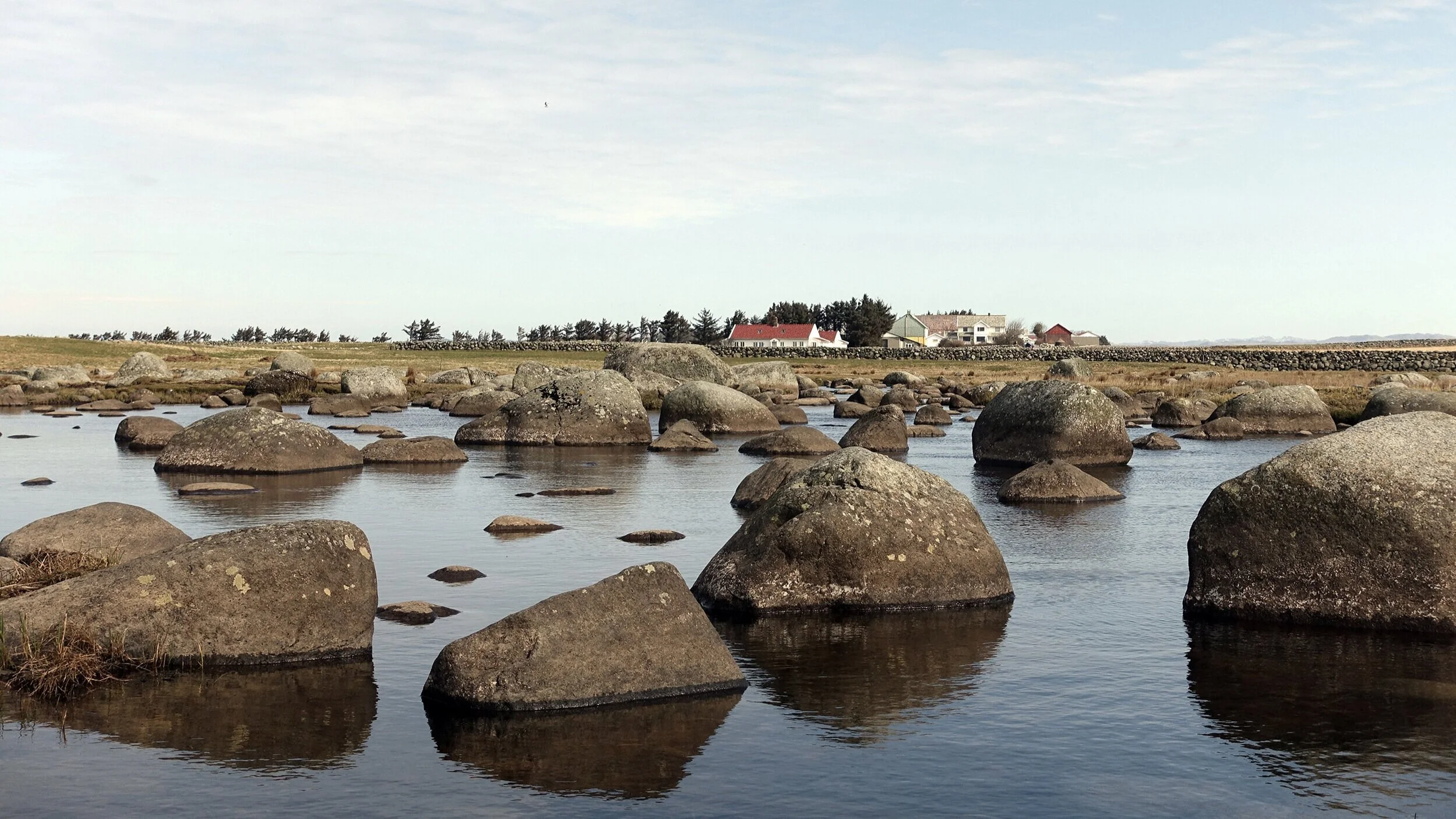 Utsikt mot Håelva fra trehusene ved Håtangen.
