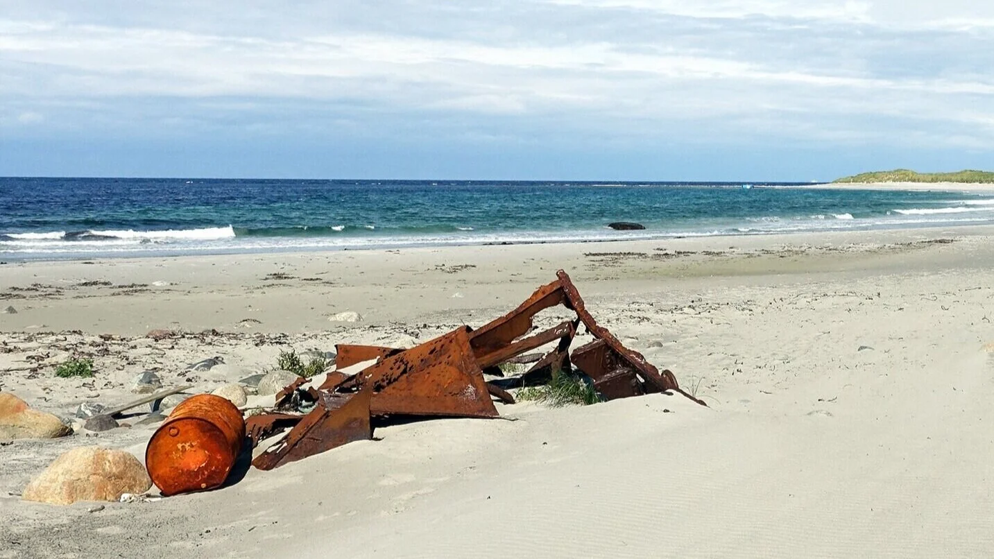 Rustne vrakdeler på Orrestranda.