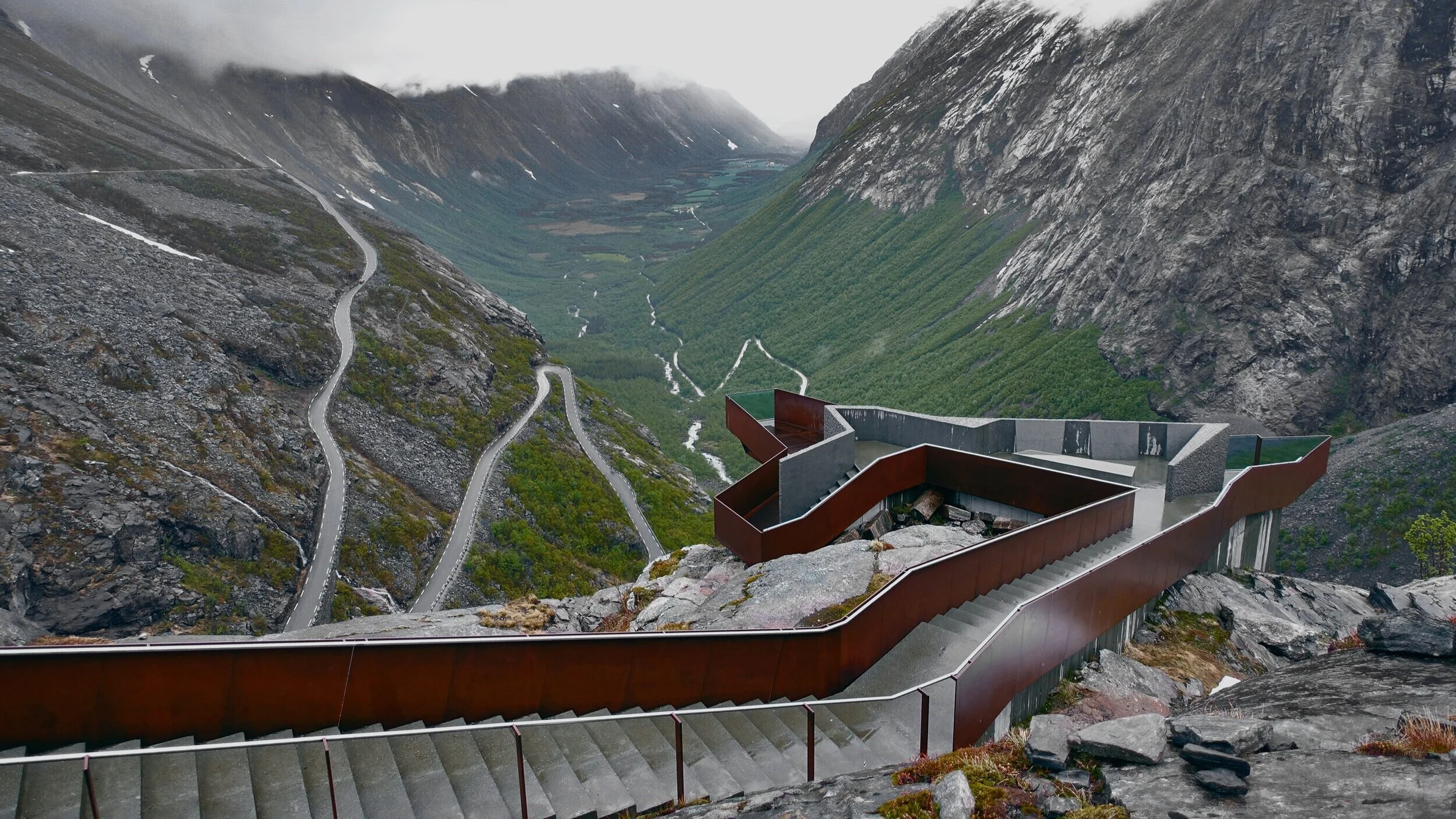 Når tåken letter og en kan se utover dalen er utsikten fra utkikkspunktet fantastisk.