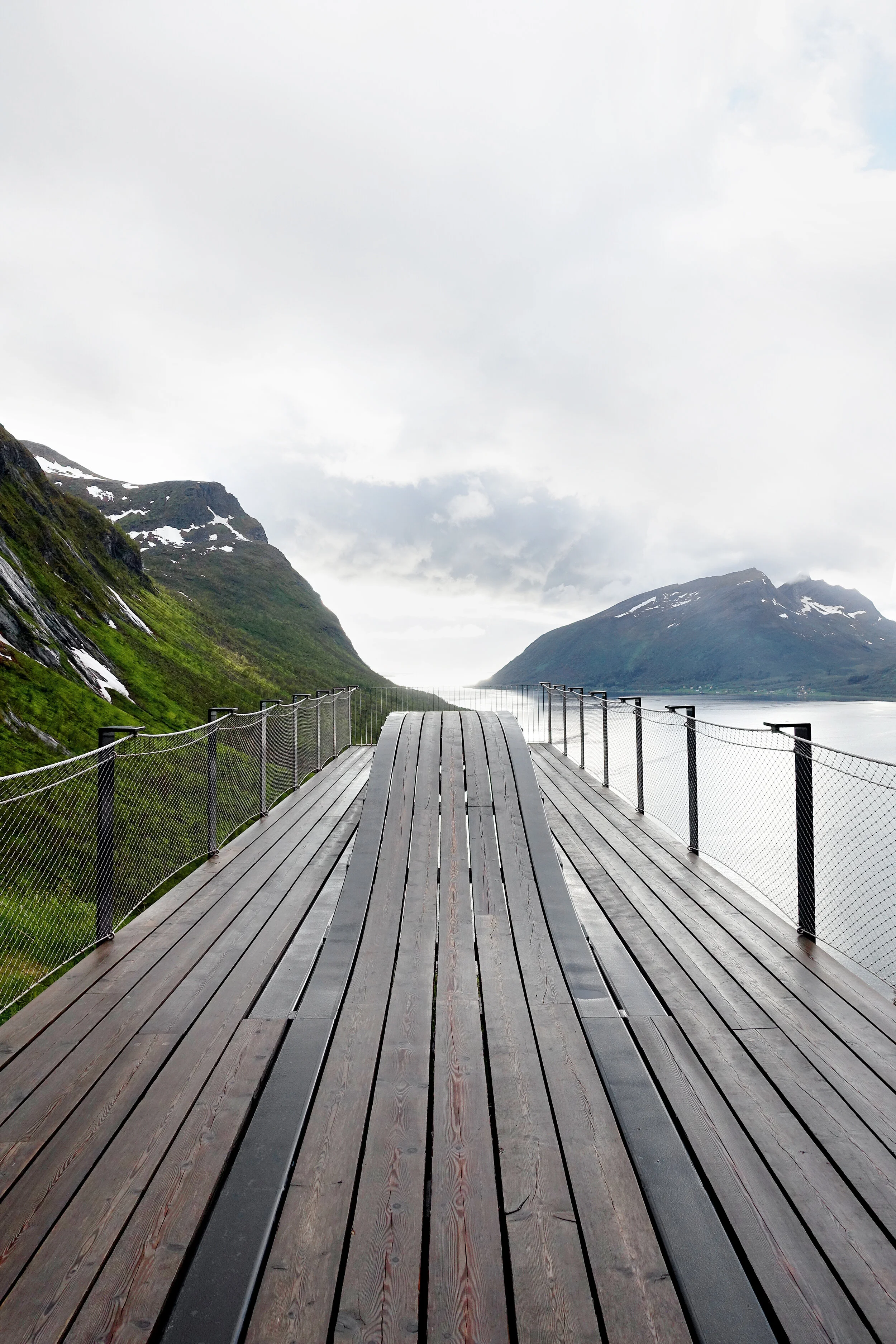 Utsikt mot Nordfjorden og fjellet Luttinden.