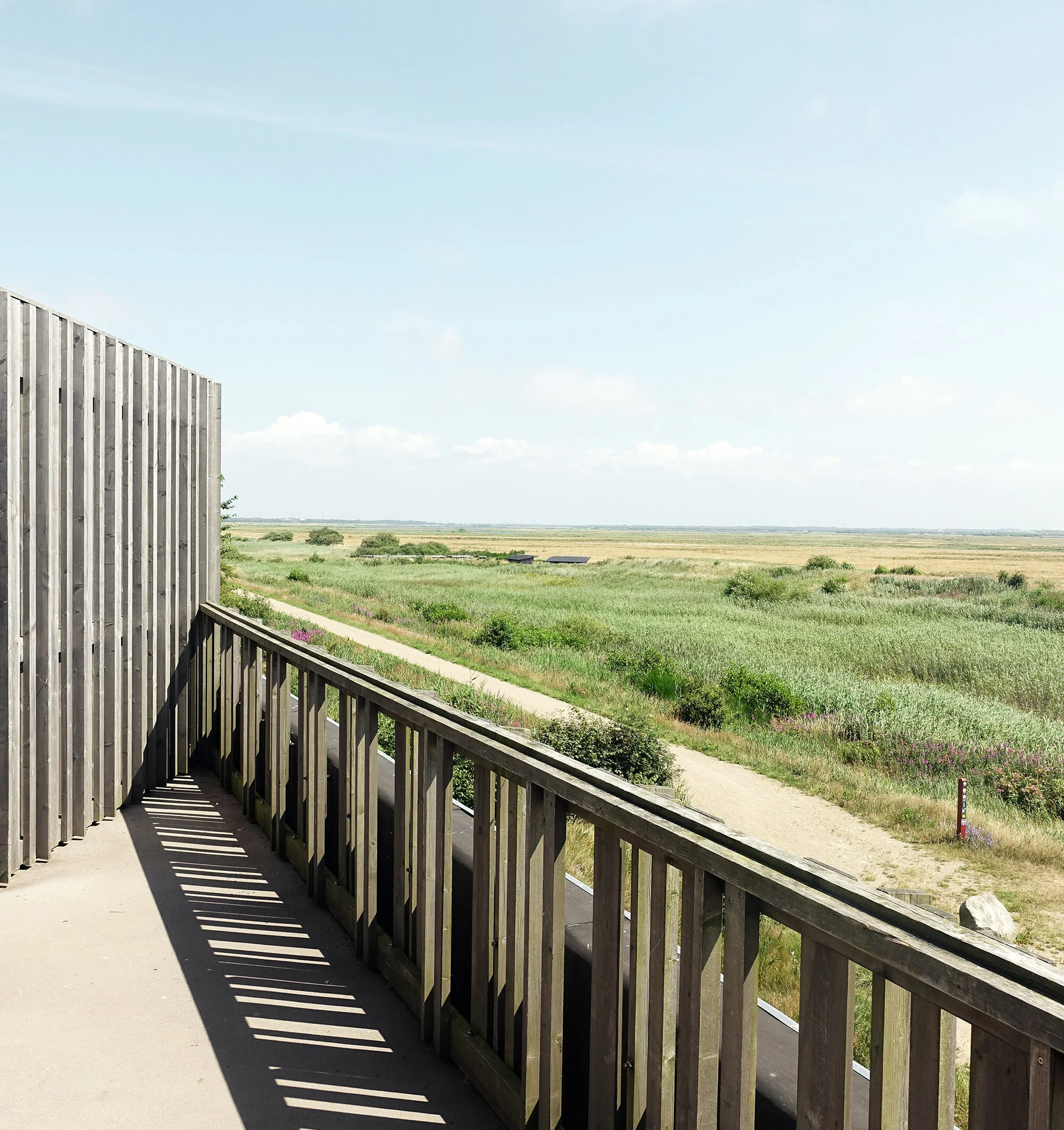 Rekkverk av tre, ved nordlig pumpestasjon.