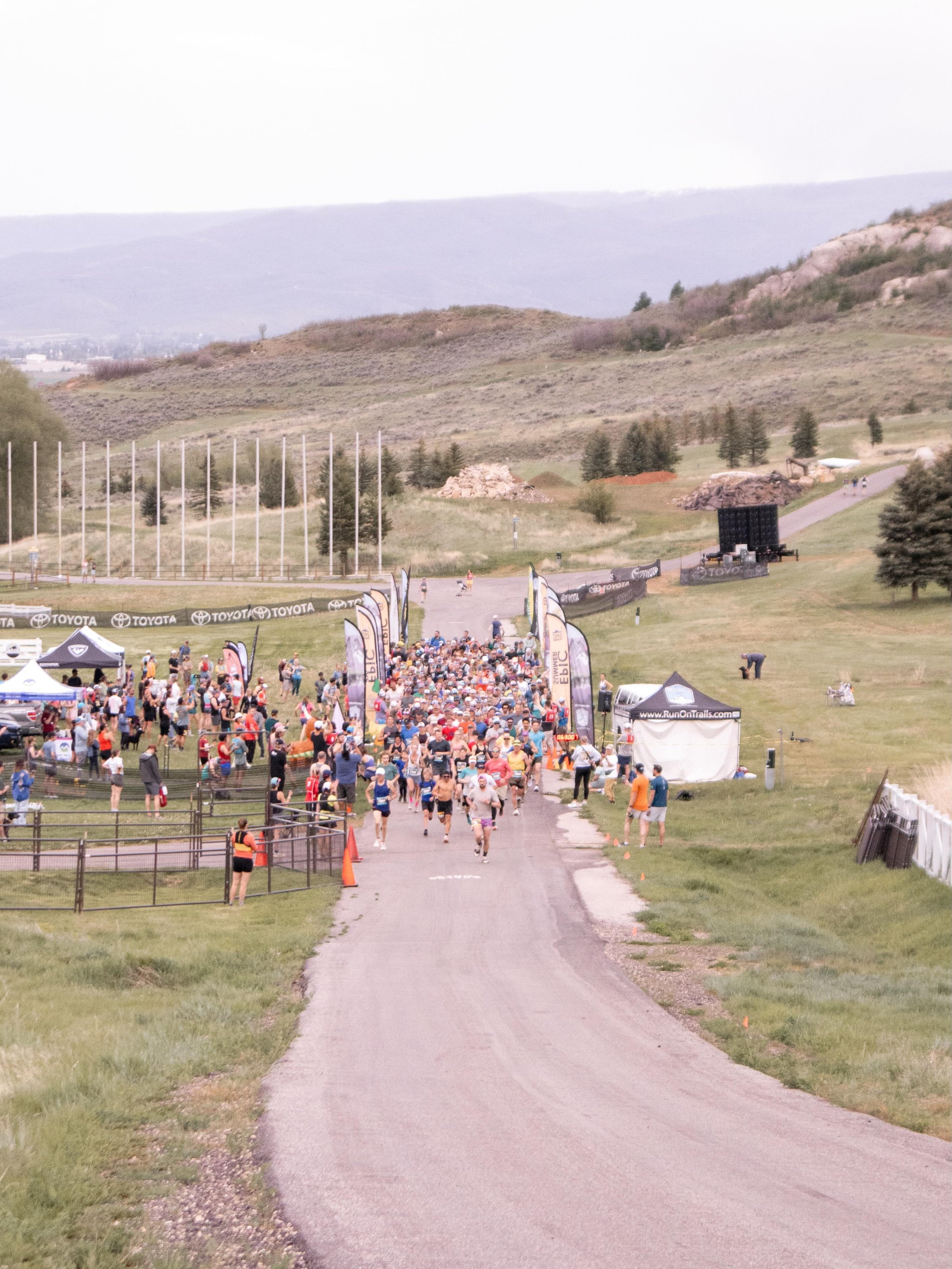 Okayyy kings and queens of Soldier Hollow 👑💪 All the strides, smiles and peace signs at this week&rsquo;s @wasatchtrailrunseries 🎉

My first experience photographing a race involved hiking, hiding out in the trees, snacking, finding artsy shots, a