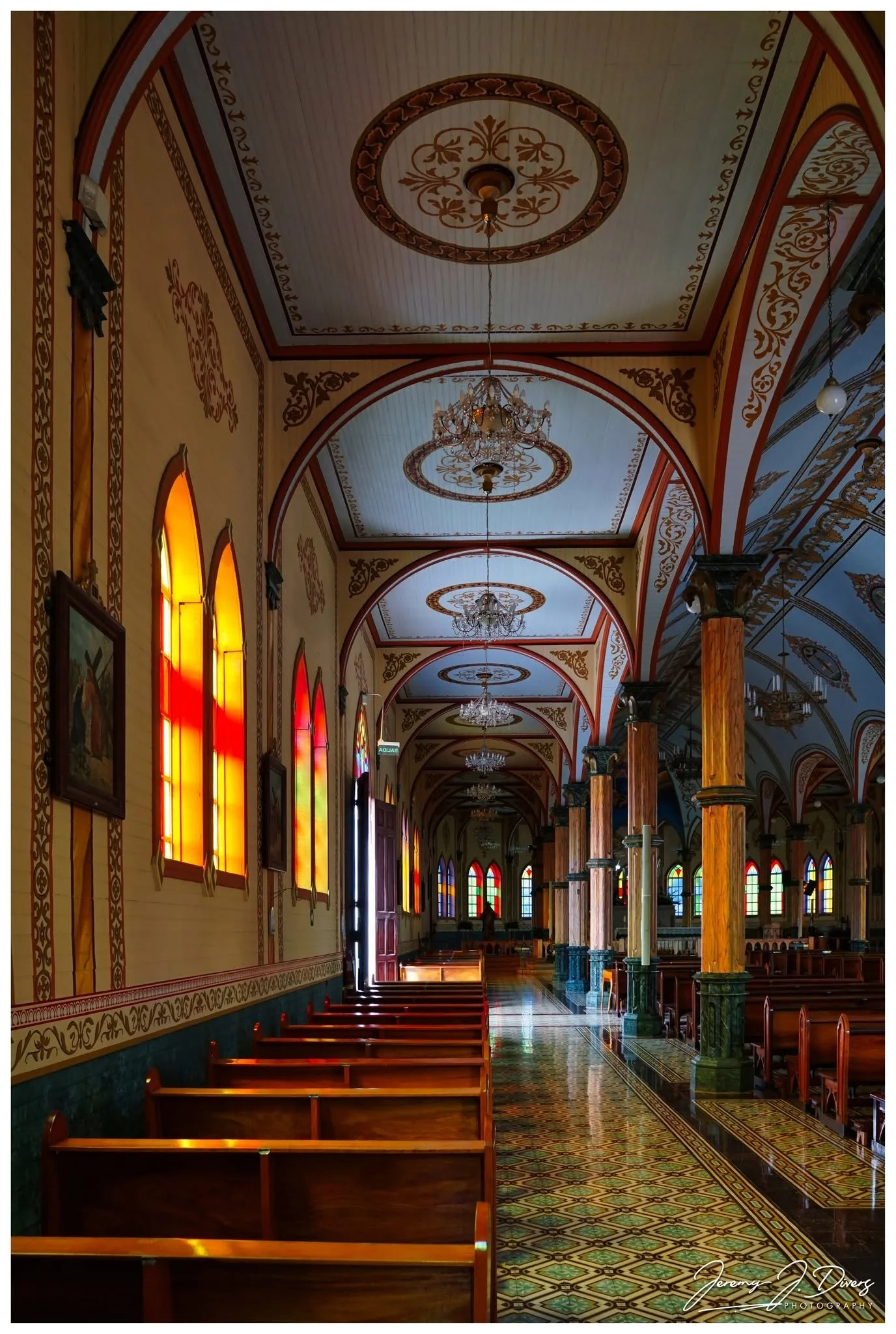 "Iglesia de Sarchí Norte Interior" (A) Zarcero, Costa Rica