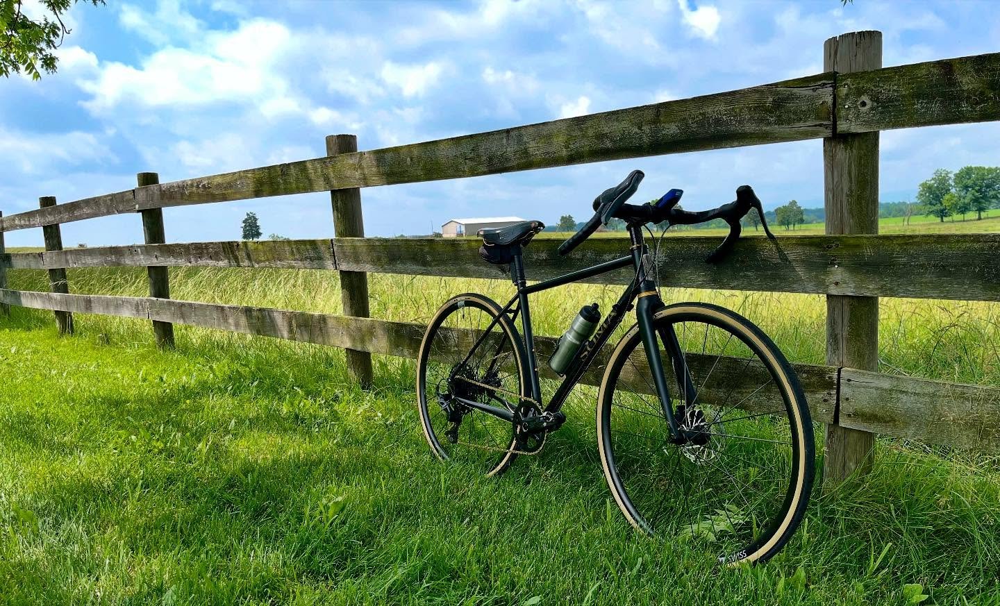Our friend Mic asked us to build him something fast, comfortable and fun.  Check this Soma Smoothie HP in matte black and gold for the end result.  It checks all of the boxes, from the Brooks B17 special edition saddle to a pair of go fast Panaracer 