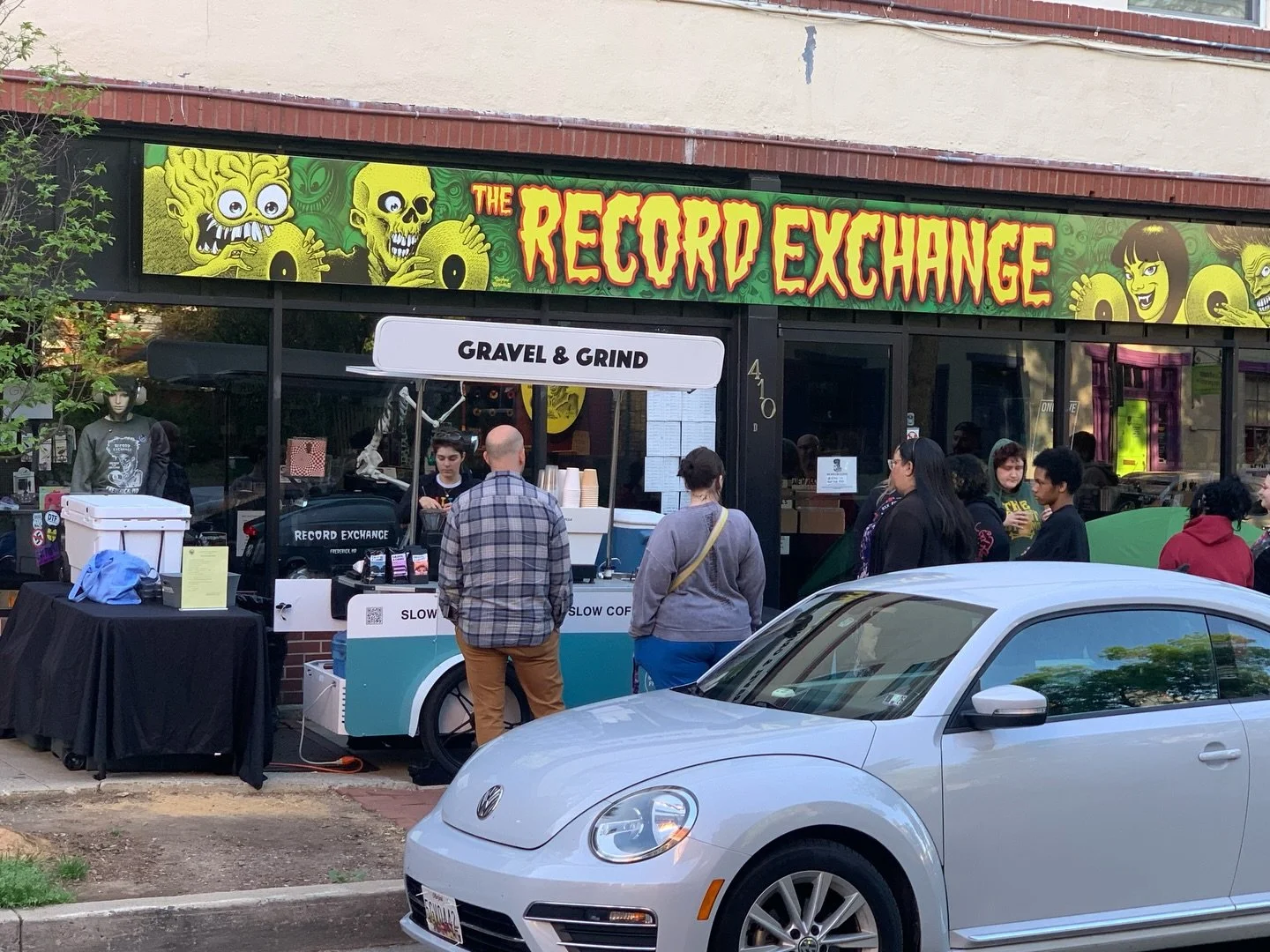 Good morning Frederick! The coffee cart is set up in front of @recordexchange__frederick_md now!  Gail will be there serving coffee till about 11 am to fuel the final stretch before #recordstoreday. 
.
.
.
#recordstoreday #coffeeiscommunity