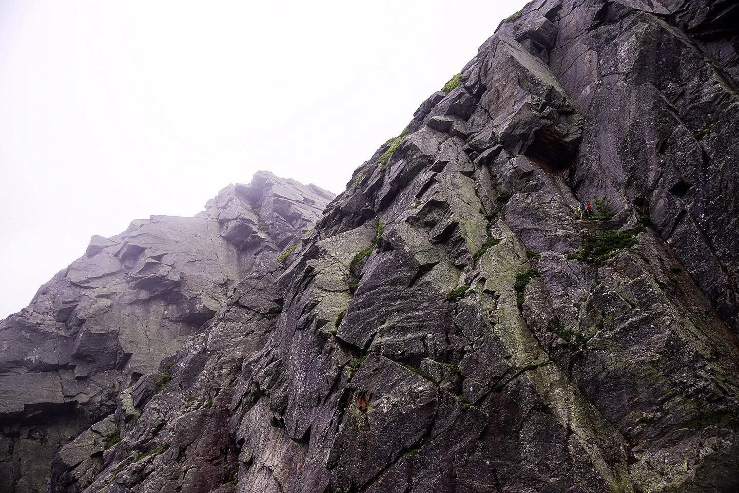 Rad day in Huntington Ravine today! 🤙🏔
👀 see if you can spot the climbers 👀

📍Ancestral Abenaki and Wabanaki land

#whitemountainsnh #whitemountains #huntingtonravine #mtwashington #hikethewhites #wmnfhikers #hikingwmnf #thepinnacle #climbthewhi