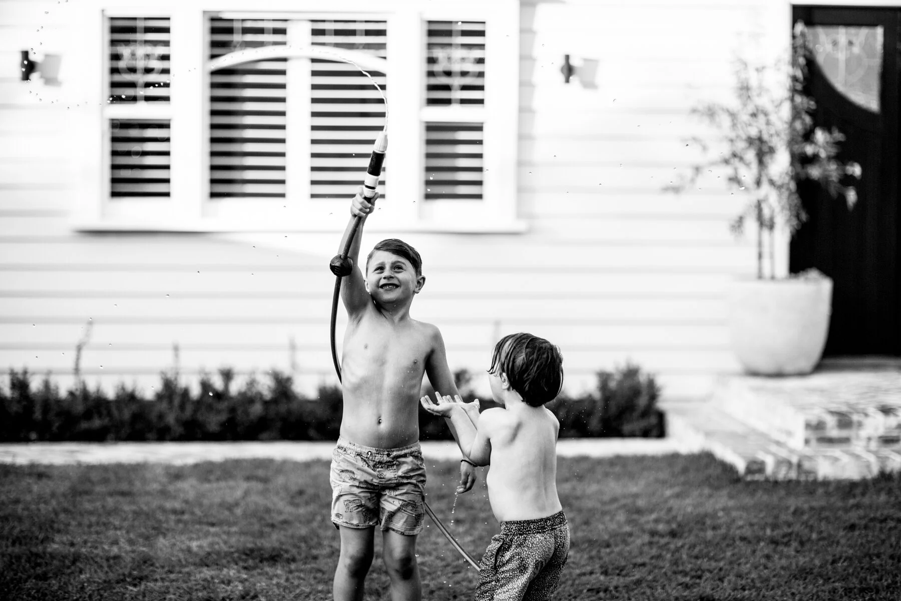 Frankie and Luca, Water fight, Family Shoot, Melbourne