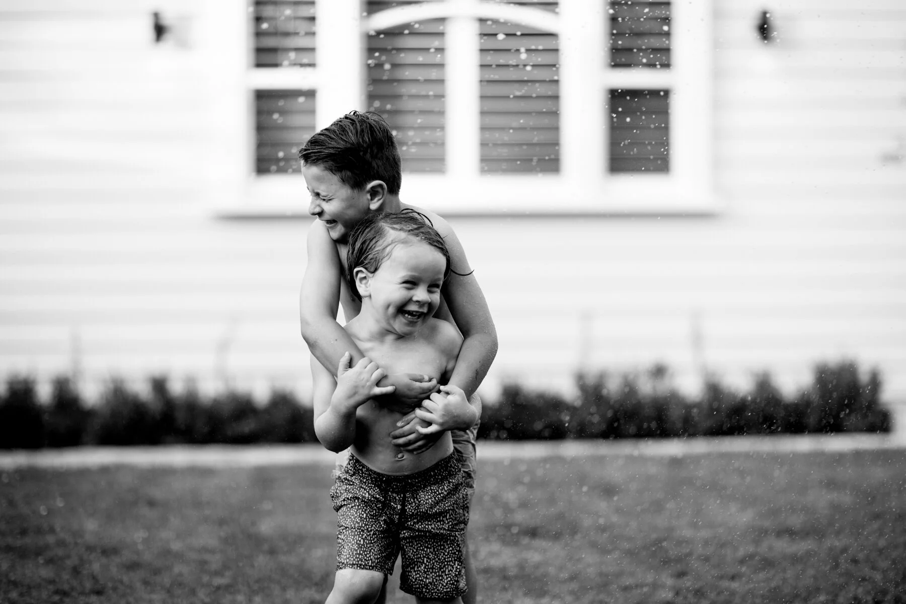 Frankie and Luca, Water fight, Family Shoot, Melbourne