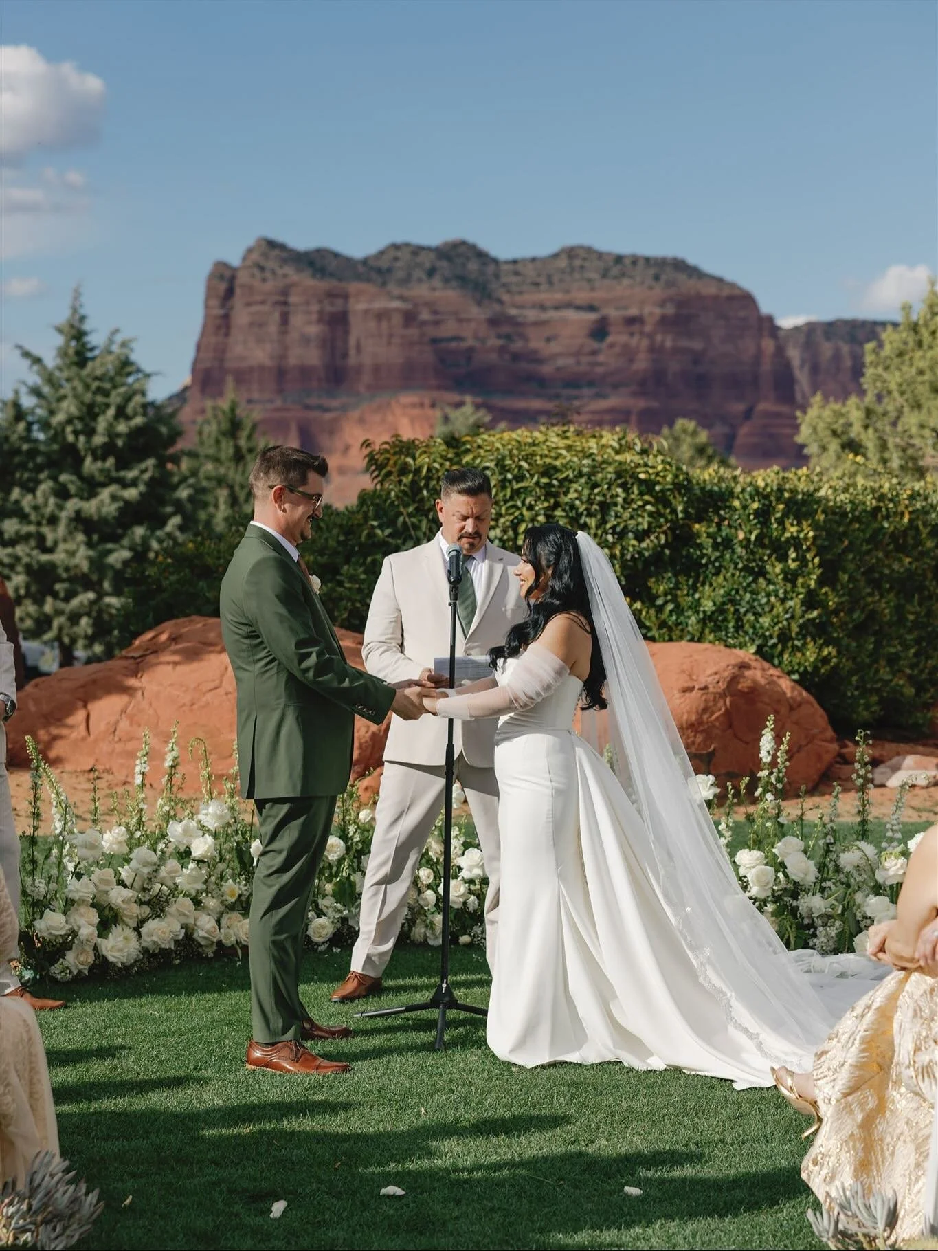 Arizona destination wedding perfection! This day was filled with so much beauty, love and laughter.

Planner: @zeirybydesign 
Photographer: @riseandroamphoto 
Venue: @sedonagolfresort 
Beauty: @styledbymeganstueven 
Drone shots: @doughwanders