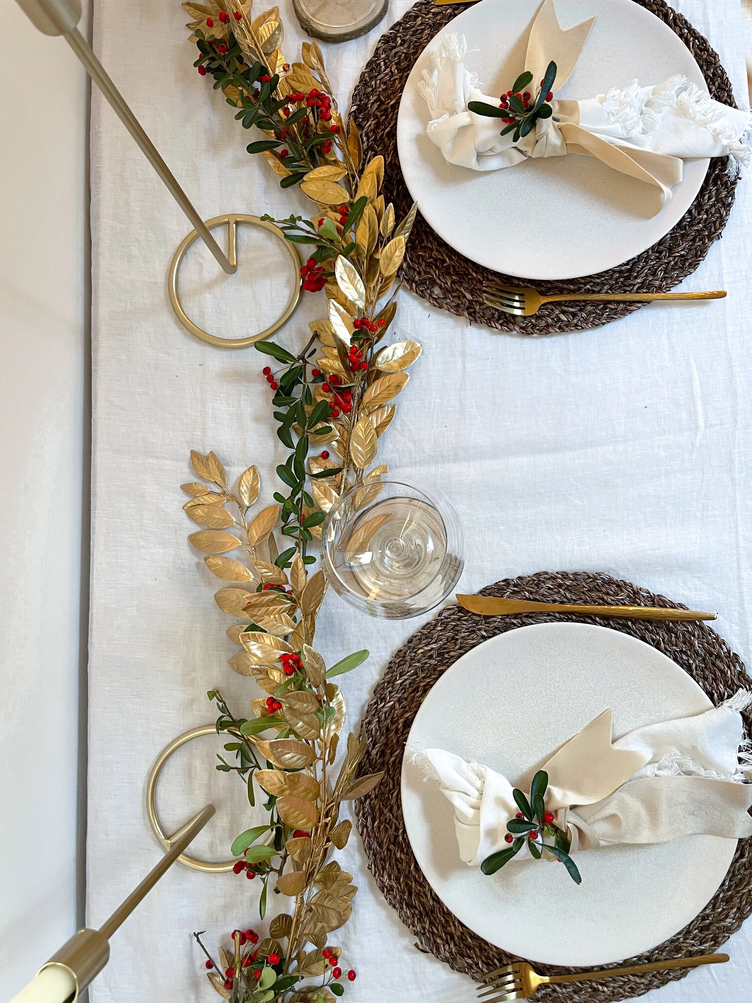 20 Days Until Christmas: Gold Minimalist Tablescape