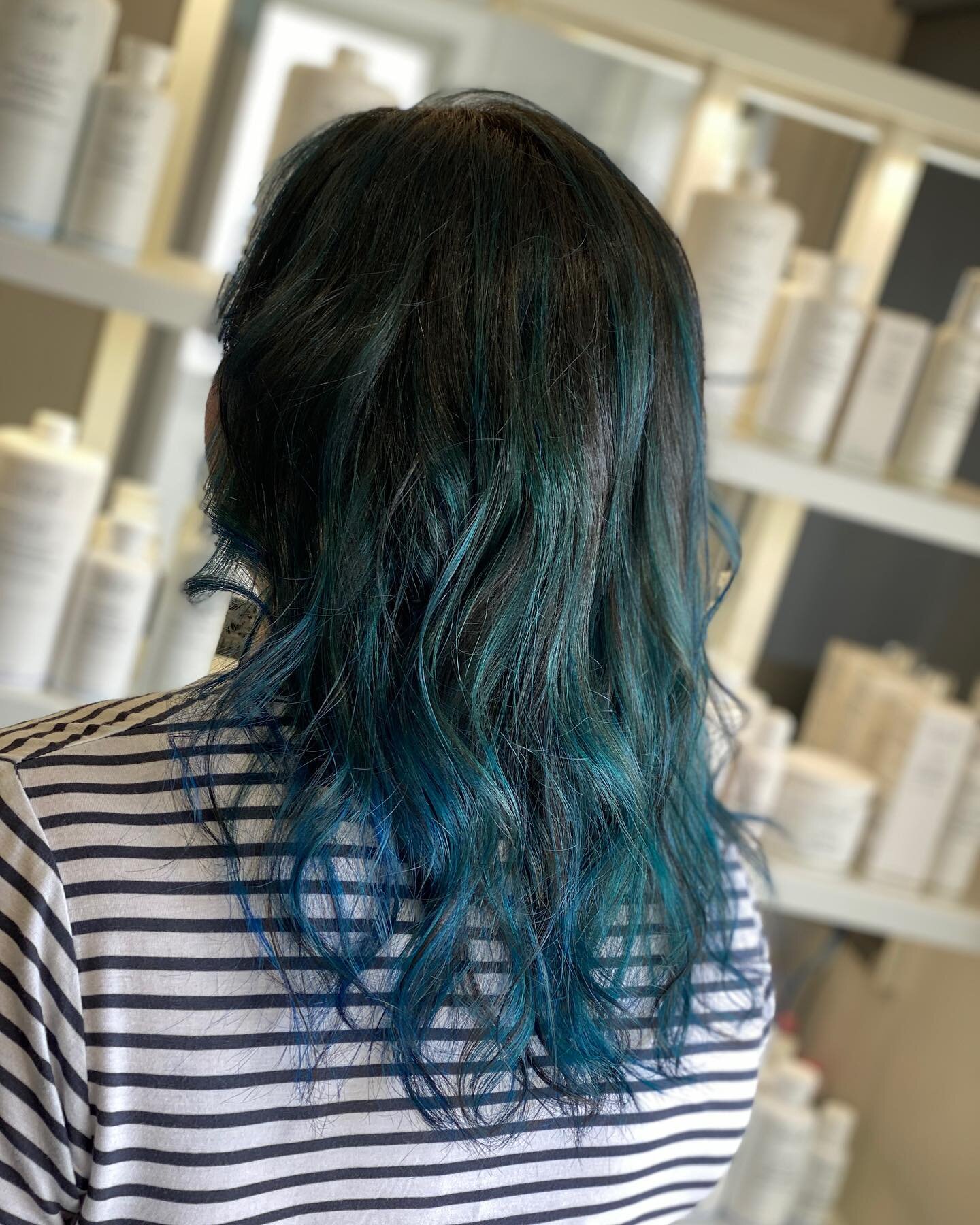 Refresh of our mermaid hair 🧜🏻&zwj;♀️
.
Loving Keune Color Chameleon 💙