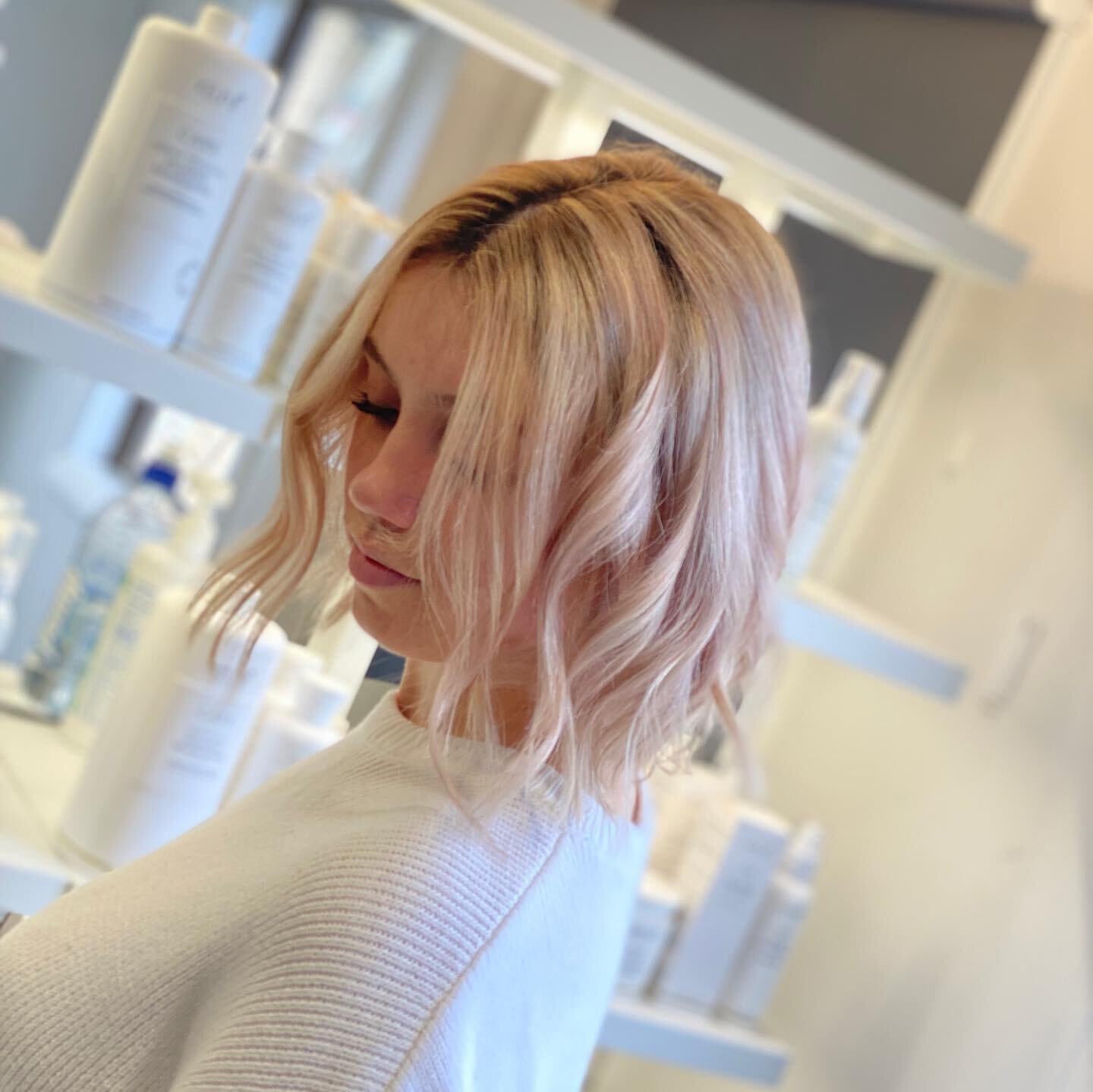 SWIPE! ➡️
.
For this transformation 🙌🏻
.
With a lot of love and care we got this pink back to blonde 🤩