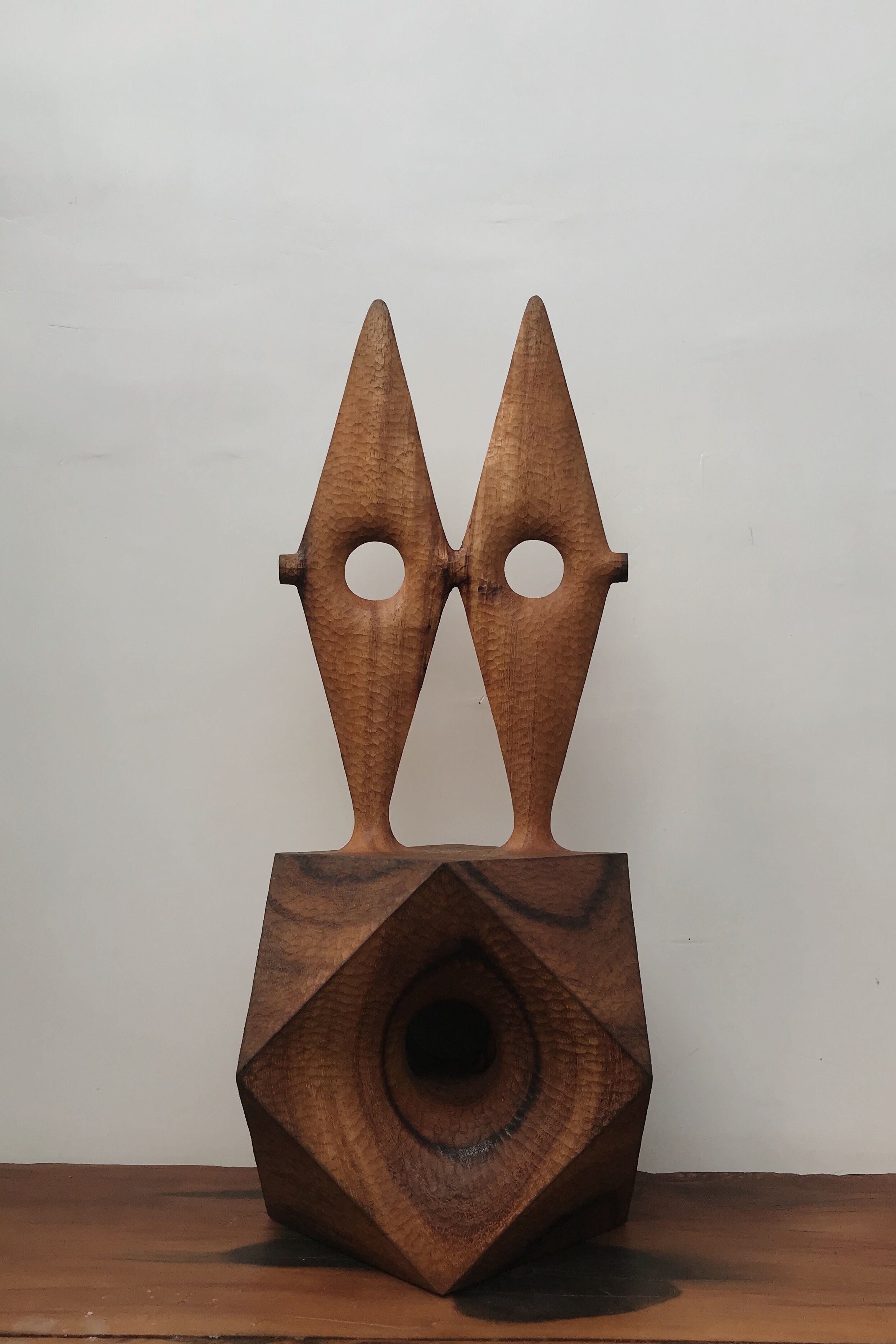  Dimensions: 48 x 18 x 18 cm 