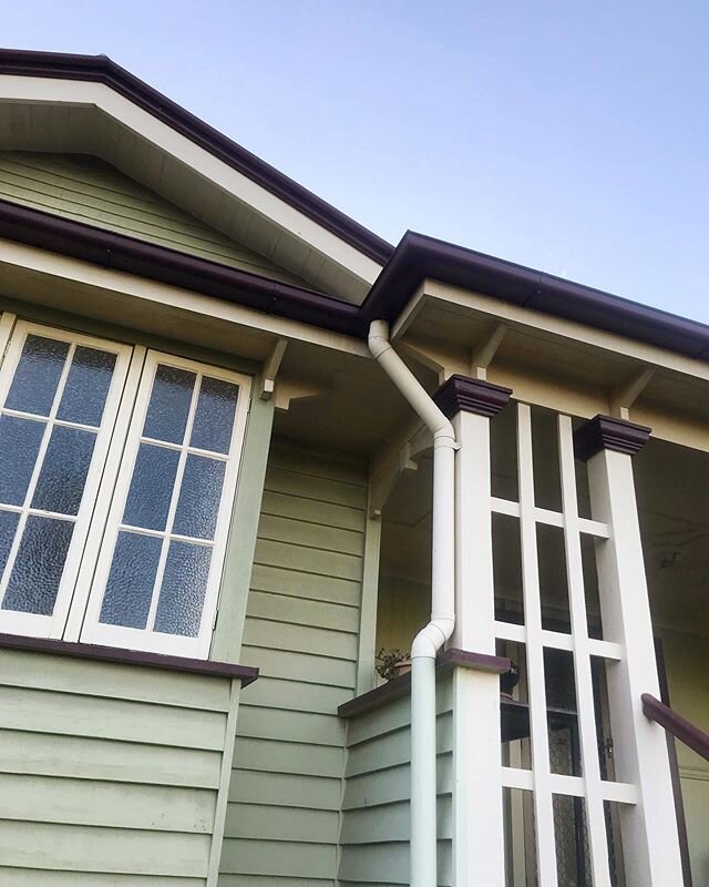 FEATURE 🏡 I was ready to move these down pipes backwards as soon as we bought this house - thinking they must have been added there after the build - but that is there original position! 🙈 I&rsquo;ve never been so aware of pipes! Would you move the