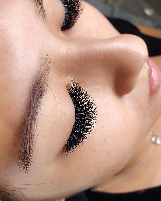 In Love with this Dramatic Textured Set ❤️ Considering getting your lashes done for the holidays? I have one last appointment for a full set this Thursday DM to claim.
Get the Look - Natural Volume, Textured
