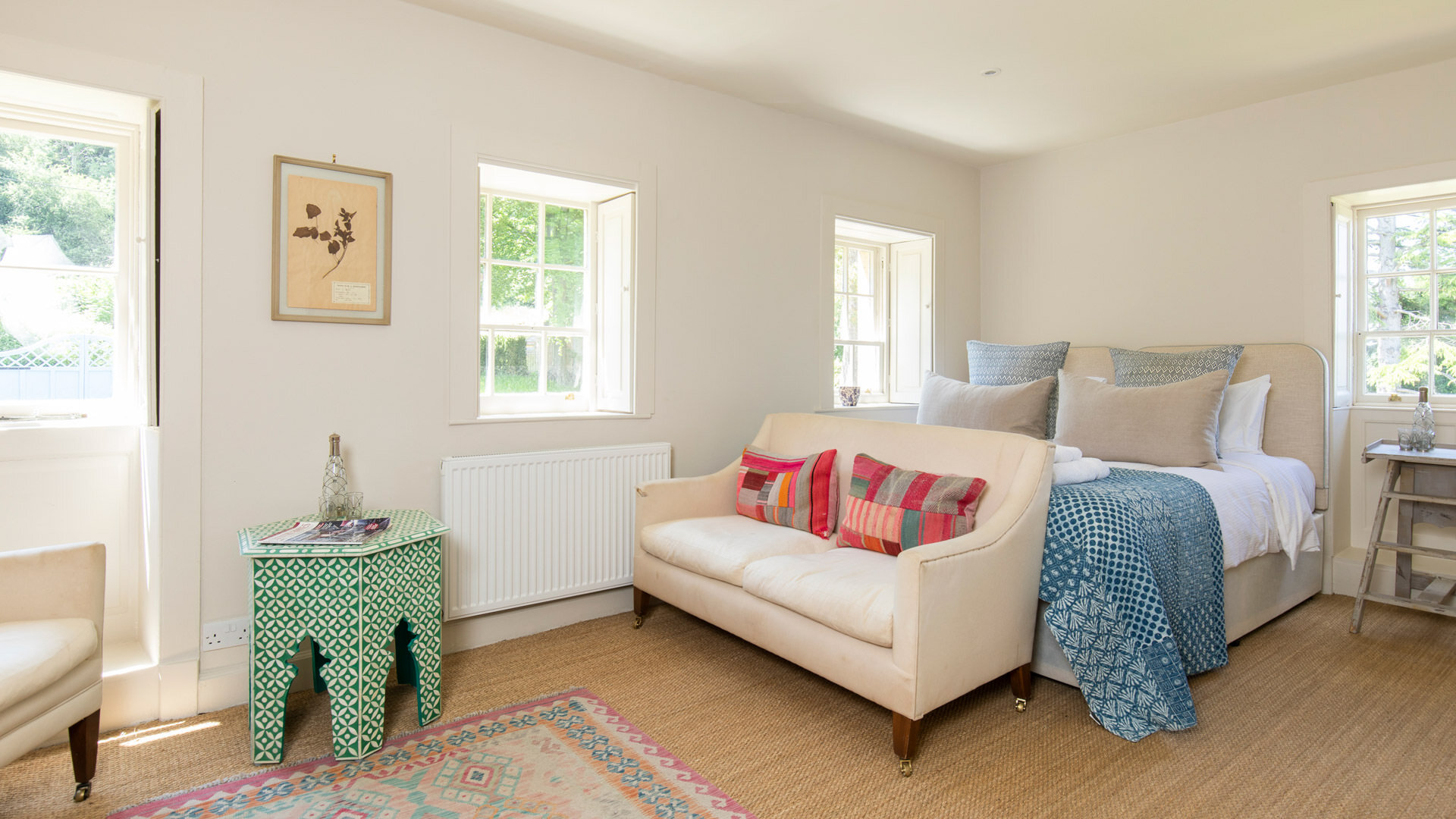 Sheepscombe-House-en-suite-bedroom.jpg