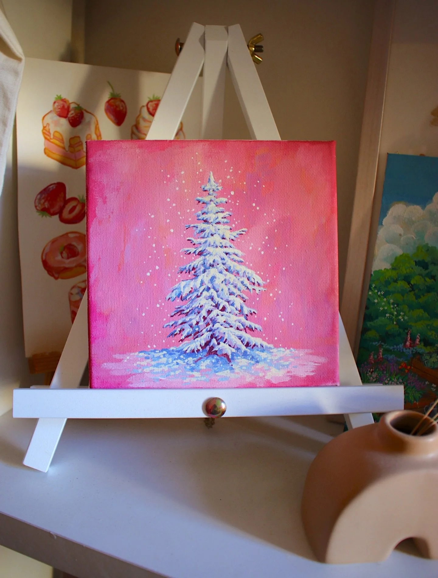 A snowy little spruce tree 🥹🌲❄️ 
I&rsquo;ve honestly had so much fun with my art this year, trying out new things and creating magical little paintings for you all! I can&rsquo;t wait to see what next year will bring and how my art will develop fur