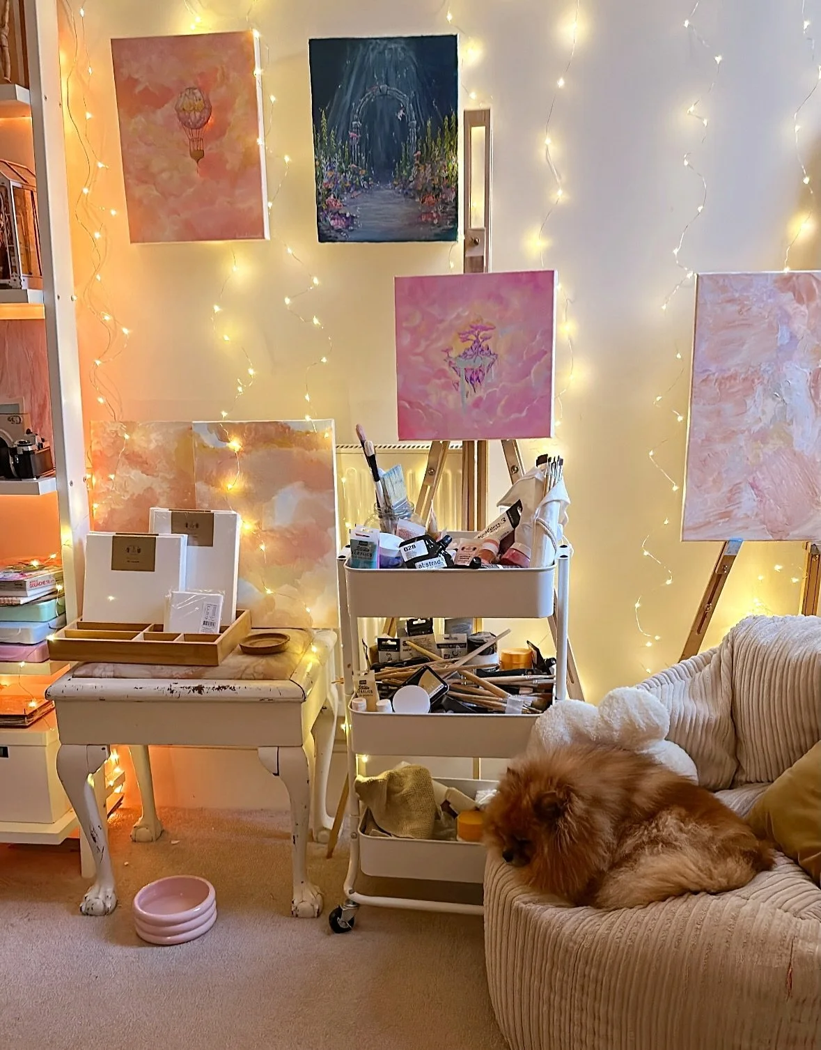 A lil round up of December/my time off during the holidays ✨ turns out I barely took any photos last month that weren&rsquo;t of my dog @coco.cromwell 😅

My office is looking super cozy right now with all the fairy lights, we went on ALOT of walks -