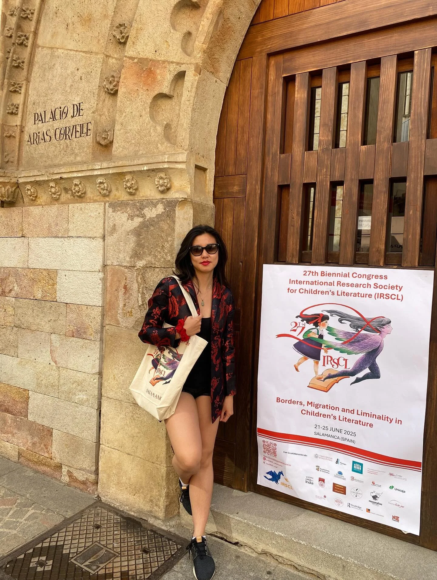 Blending in with cool children&rsquo;s lit scholars &amp; bringing &ldquo;No Place Like Home&rdquo; to @irscl2025_salamanca this week🪾🗡️🥔