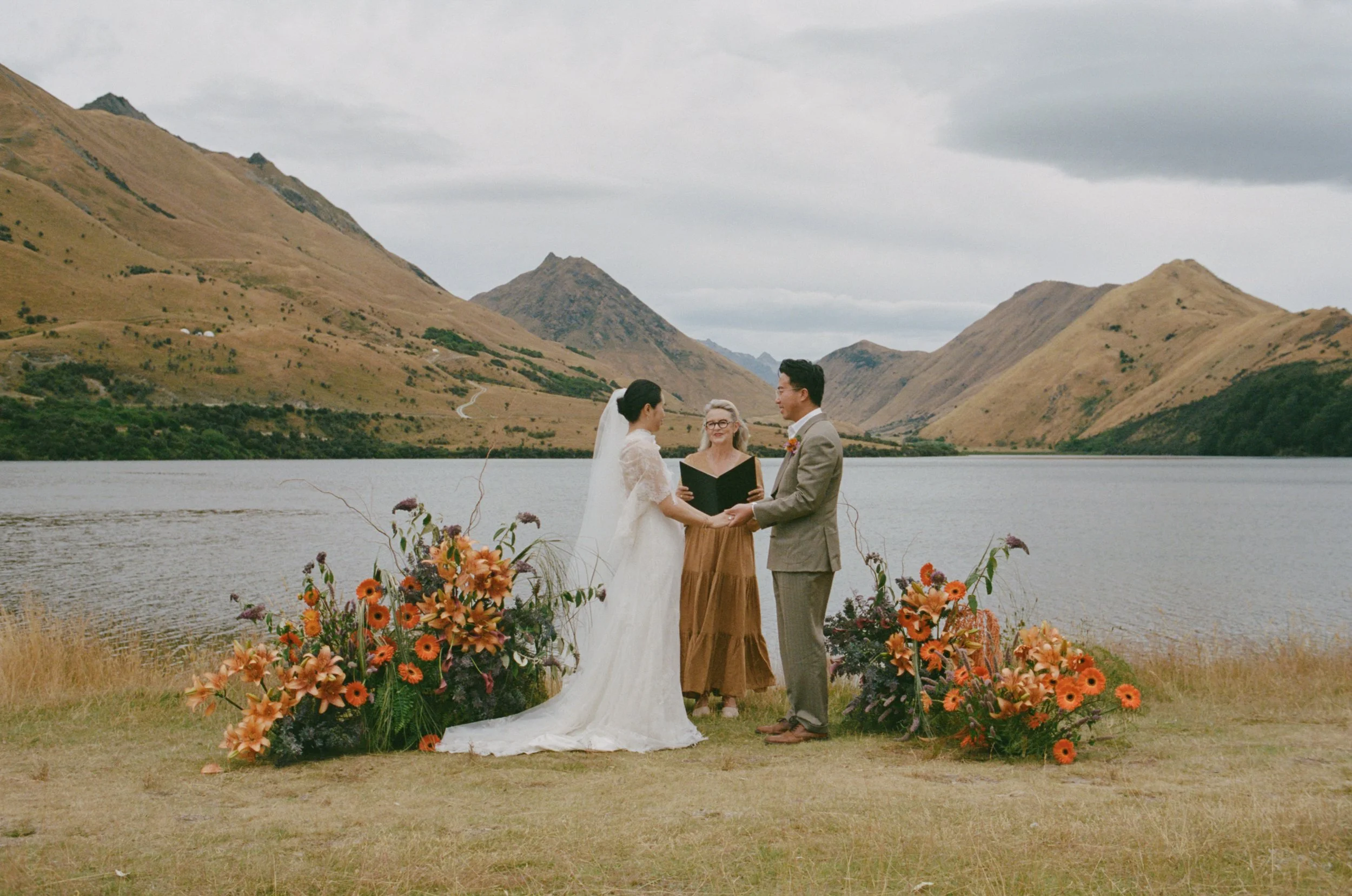 A autumn toned elopement takes place at Moke Lake