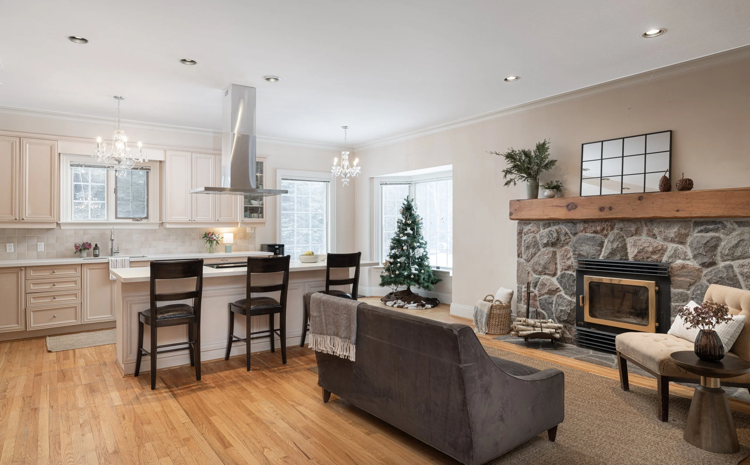 12- 21455 Warden Ave - East Gwillimbury - Modern Copyright- Movement Creative Inc - PHOTOG- Mitch Hubble - December 17, 2025.jpg