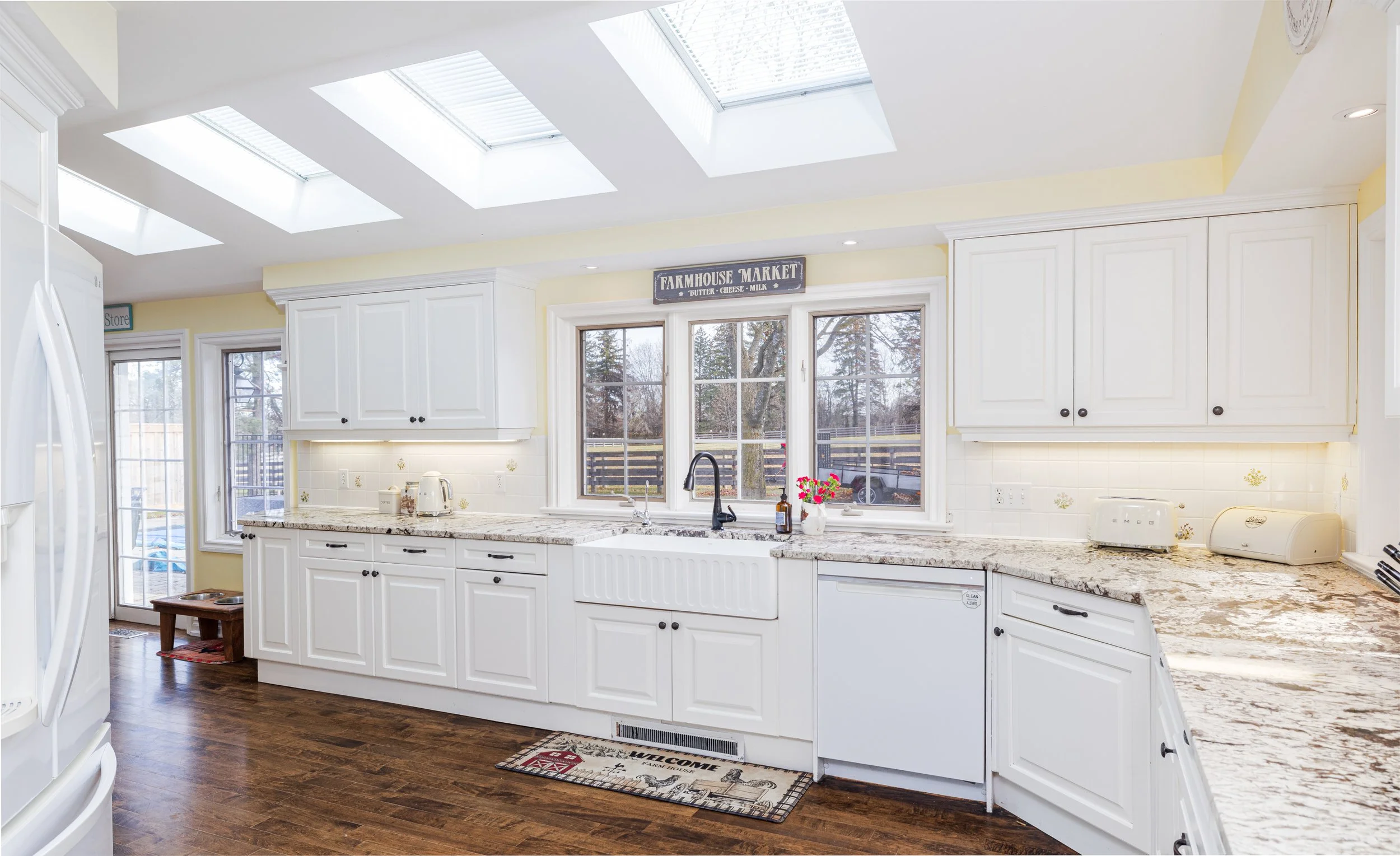 15- 5228 1ST LINE - ERIN - PHOTO- Mitch Hubble - Modern Movement Creative -November 24, 2025 .jpg