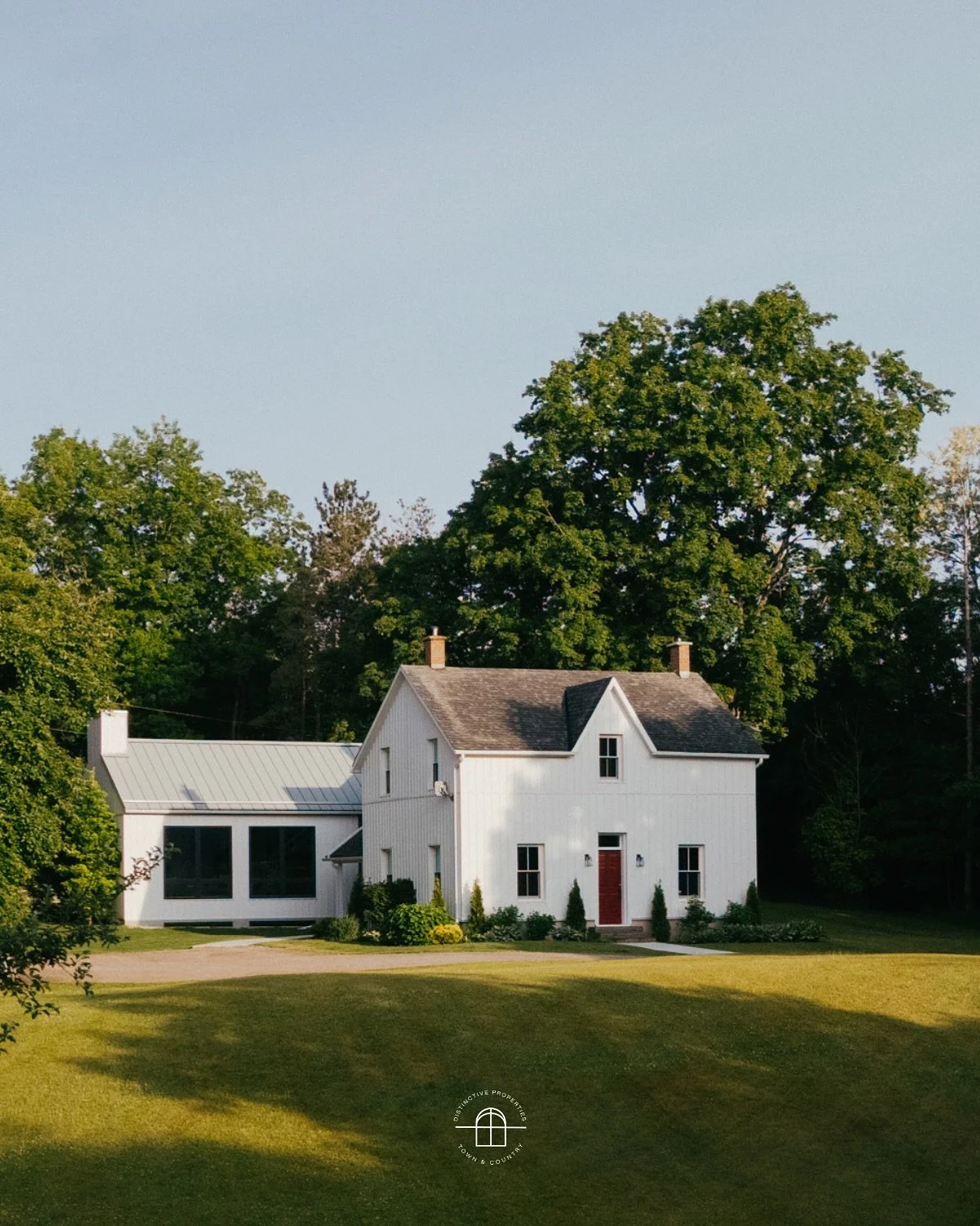 833564 4th Line EHS, Mono, ON📍🌲✨

Discover a tranquil country escape with this breathtaking 2.8 acre property that perfectly blends historic charm with contemporary elegance. Set in a peaceful rural landscape, this unique home features beautifully 