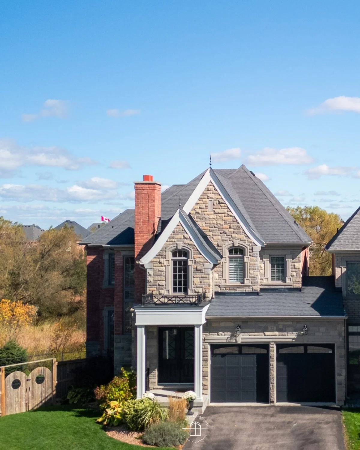 ✨22 Alex Campbell Crescent, King, ON📍

A rare find in King City this bright and spacious end-unit townhouse is tucked away on a quiet street and backs onto peaceful green space. 

Attached only by the garage above grade, it feels more like a detache