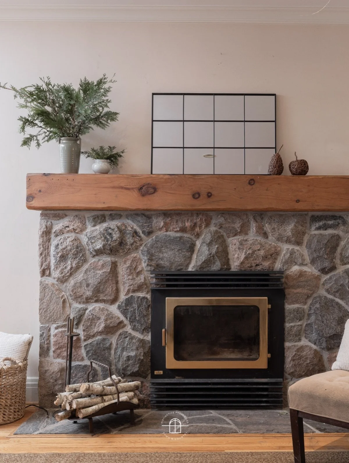 ❄️✨ 21455 Warden Avenue, East Gwillimbury, ON

Sitting on just  under 23 acres in rural East Gwillimbury, this brick farmhouse reproduction is set well back from the road in a peaceful, private setting. The property offers a combination of open field