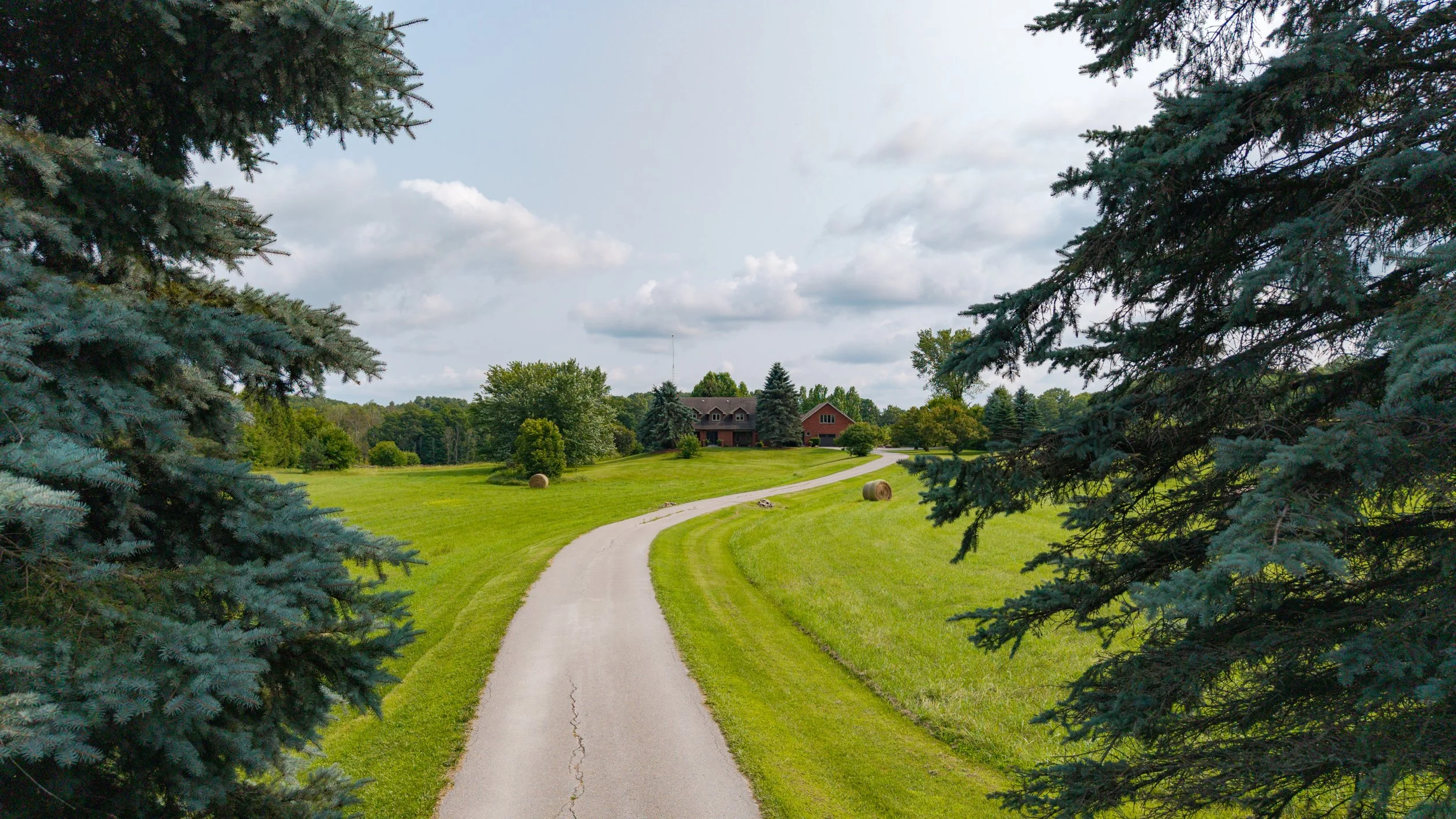 19- 7995 19th Sideroad - King - Modern Movement Creative Inc - PHOTOG- Mitch Hubble - July 28, 2026.jpg