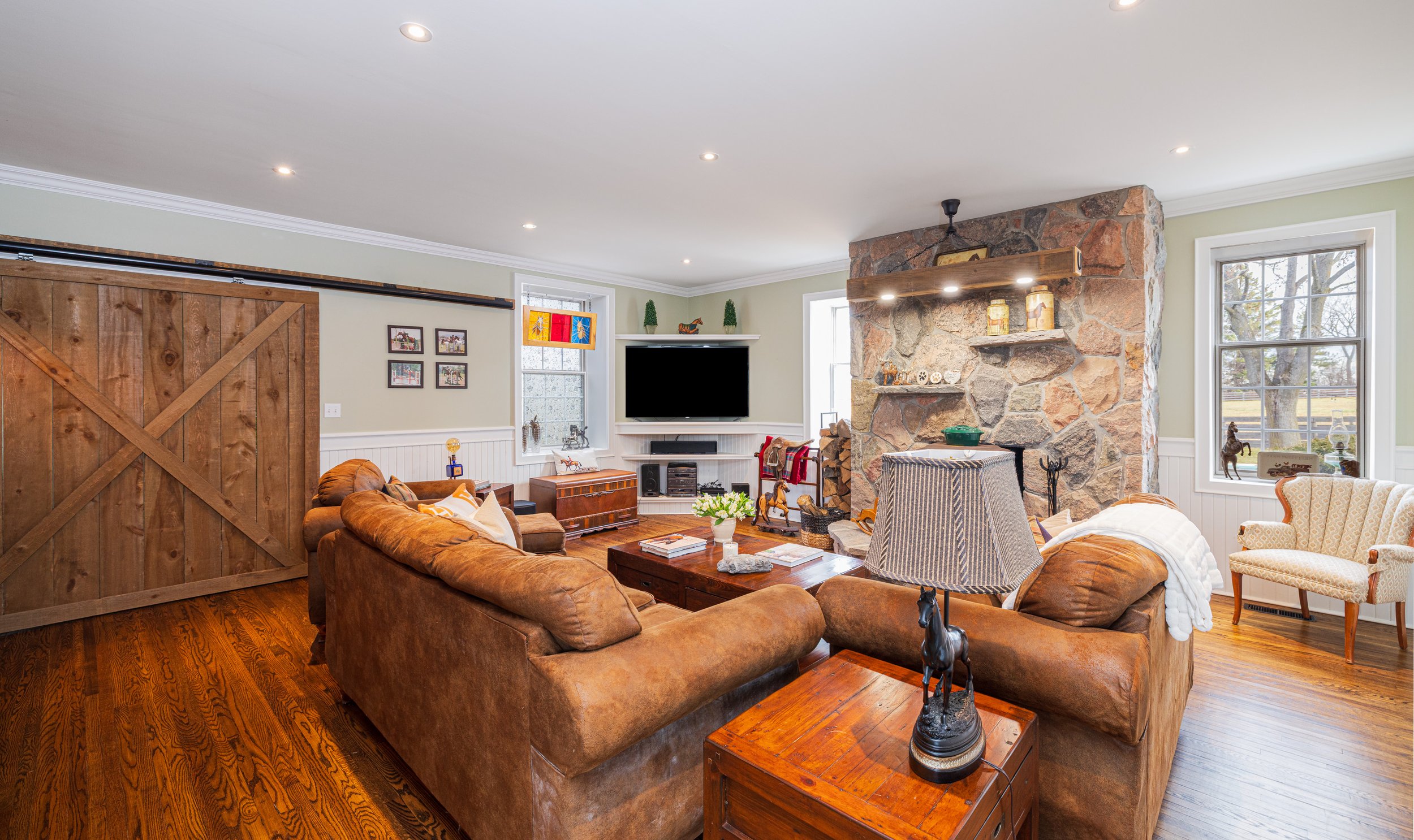 29- 5228 1ST LINE - ERIN - PHOTO- Mitch Hubble - Modern Movement Creative -November 24, 2025 .jpg