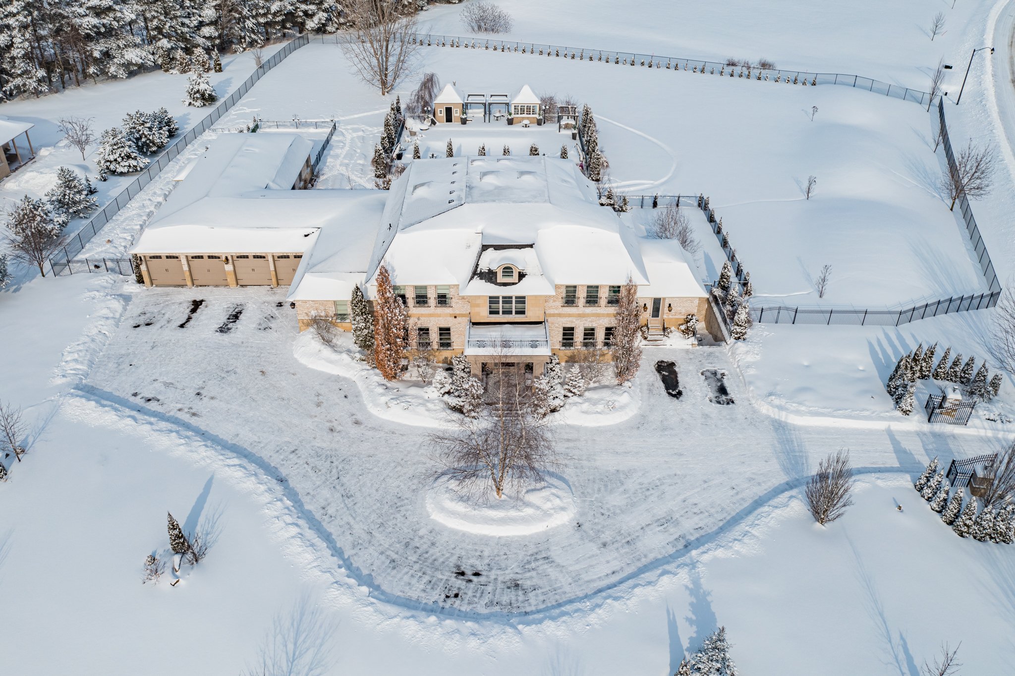 111-Lake-Woods-Drive-Stouffville-Web-MLS-4.jpg