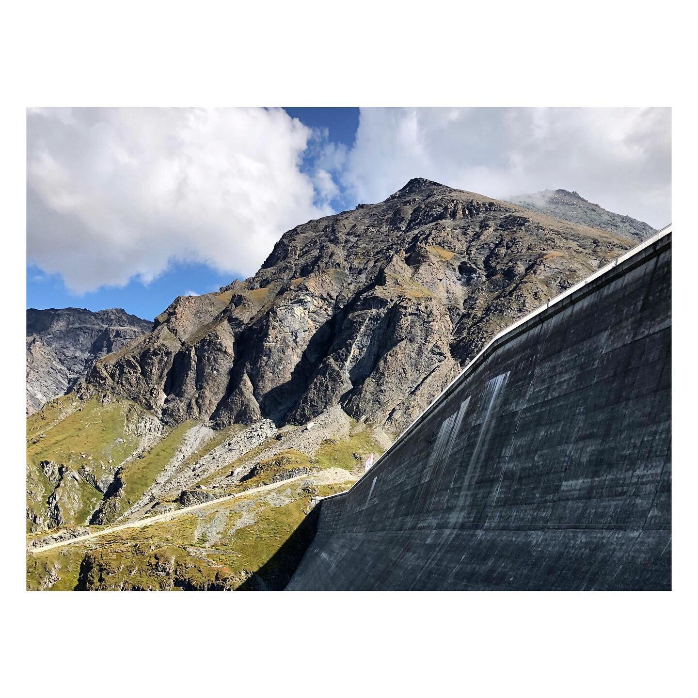 Grande-Dixence Dam ⚡️
.
.
.
#grandedixence #barrage #dam #rock #valais #wallis #switzerland