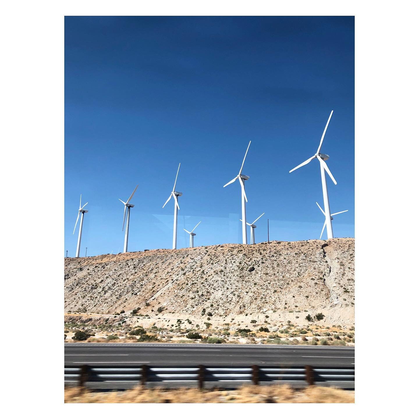 🌬 Windmill in the desert
.
.
.
#windturbine #wind #desert #california #palmsprings #usa #road #freeway #america #electricity #energy @californiaholics @caliloveofficial @california4fun @californiathroughmylens