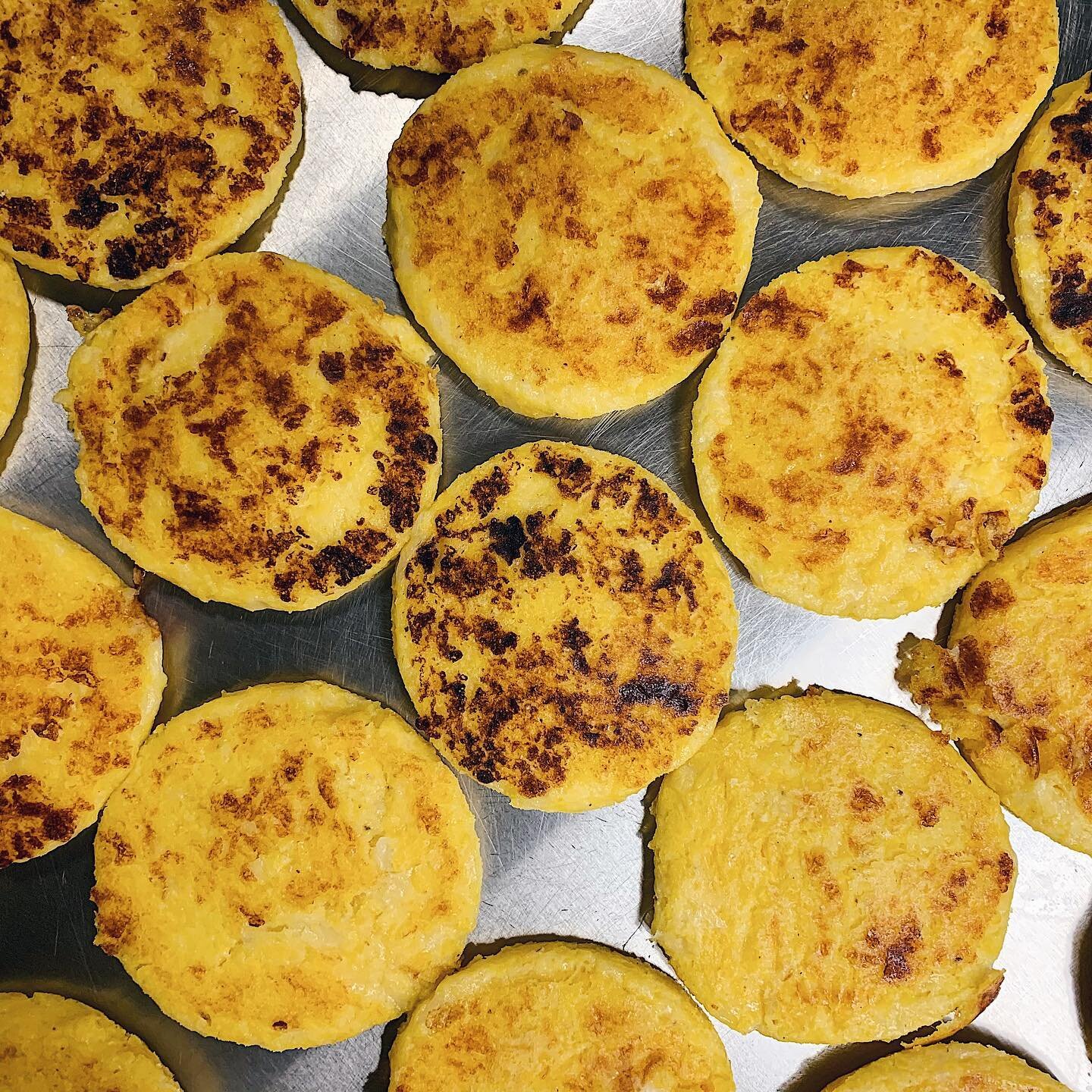 #arepasdechocolo are ready! 🤤 sweet yellow corn #arepa 🌽 // #colombianfood #colombia