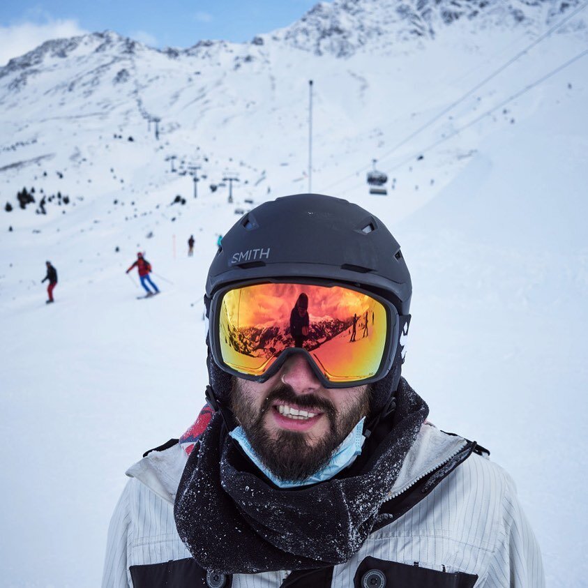 //🏂 skiing is soo contageous - I had to wear a mask! 📸by @pascalfierz #pischtäraudi @arosalenzerheide #snowboardingisfun