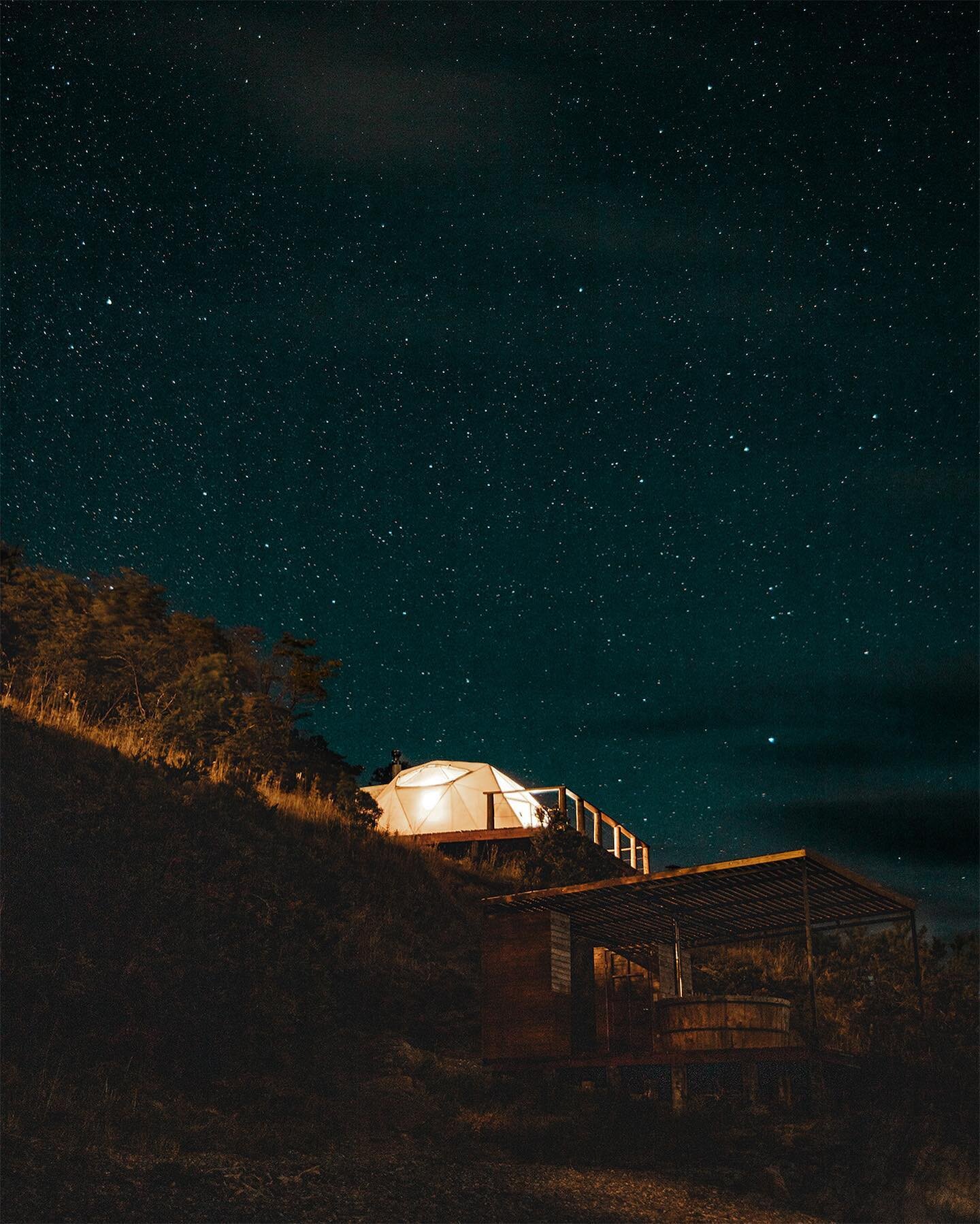 Starry, starry nights 🌌

After many nights in shared dorms, we decided to give this dome alongside the lake a go. Initially I wanted to photograph sunset here, but unfortunately we arrived just afterwards because of a problem with our car tire. Luck