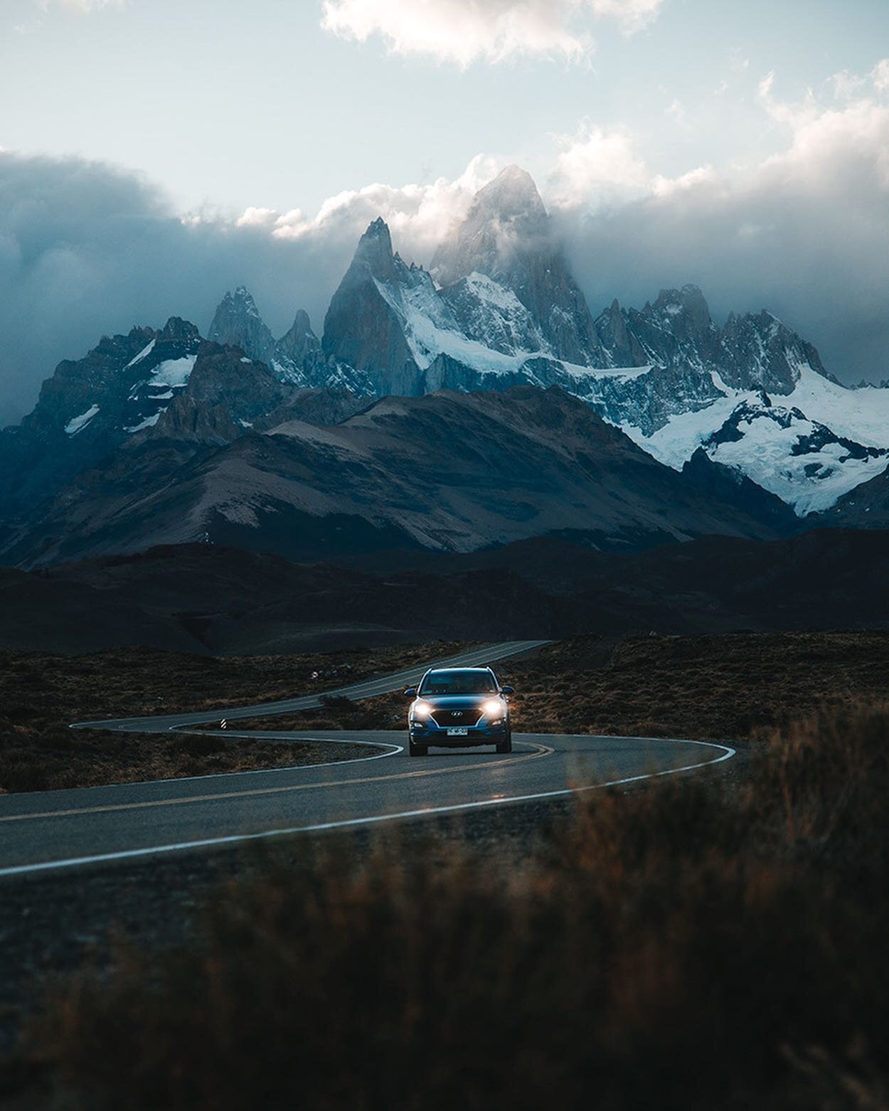 Swipe to see sunrise. 🌚 🌝 Which one do you like better? Let me know in the comments. 👇🏼
.
.
.
#patagonia #elchalten #fitzroy #hyundai