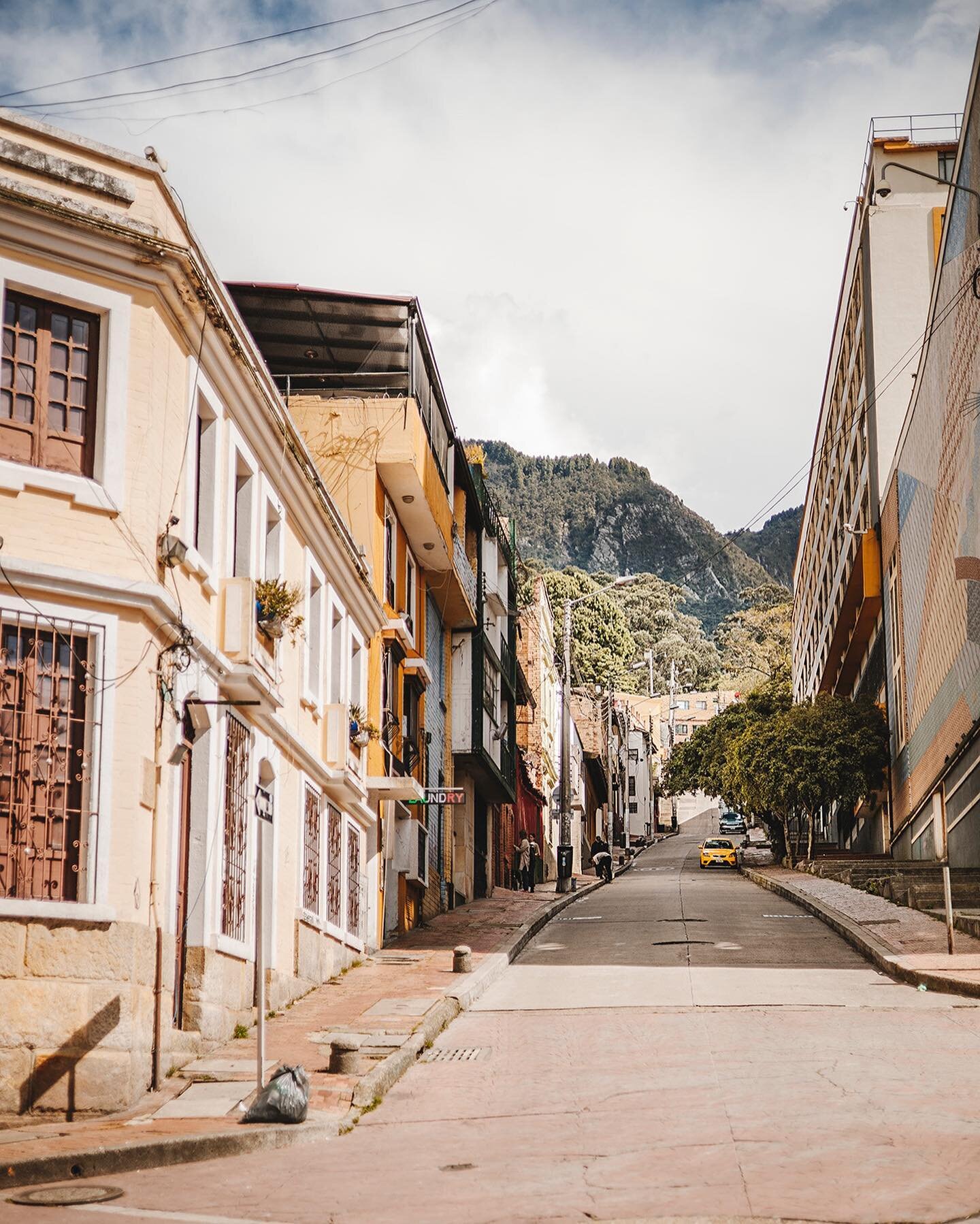 The metropolis of Bogota is located in the middle of a green mountain landscape. But if you descend into the small streets of the historic center, you will see that despite its size, the city also has a cozy vibe. 🌿