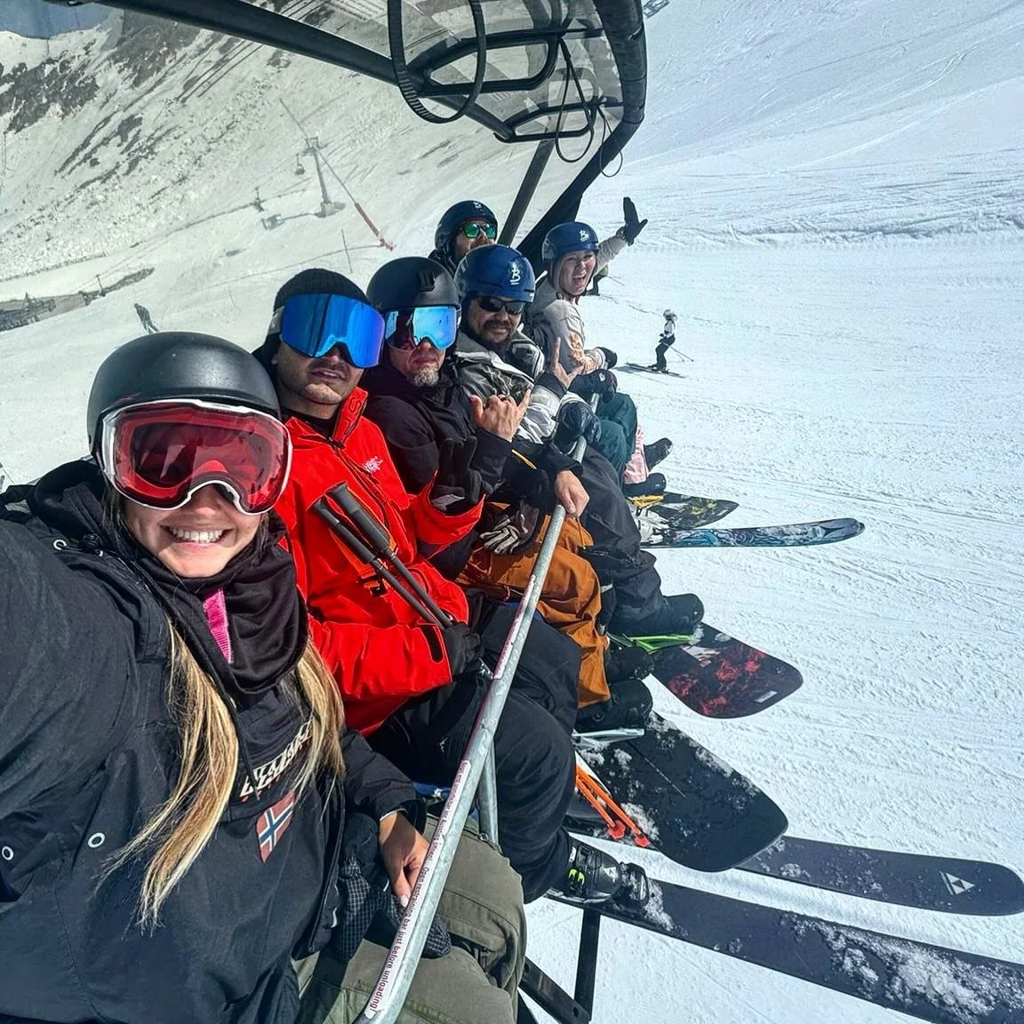 Black Eyed Peas | 2024 | Ischgl, Austria 

A day in the snow with some of my favourites 🏂 🏔️ show day tomorrow 🫶🏼 

📸: @libsjames