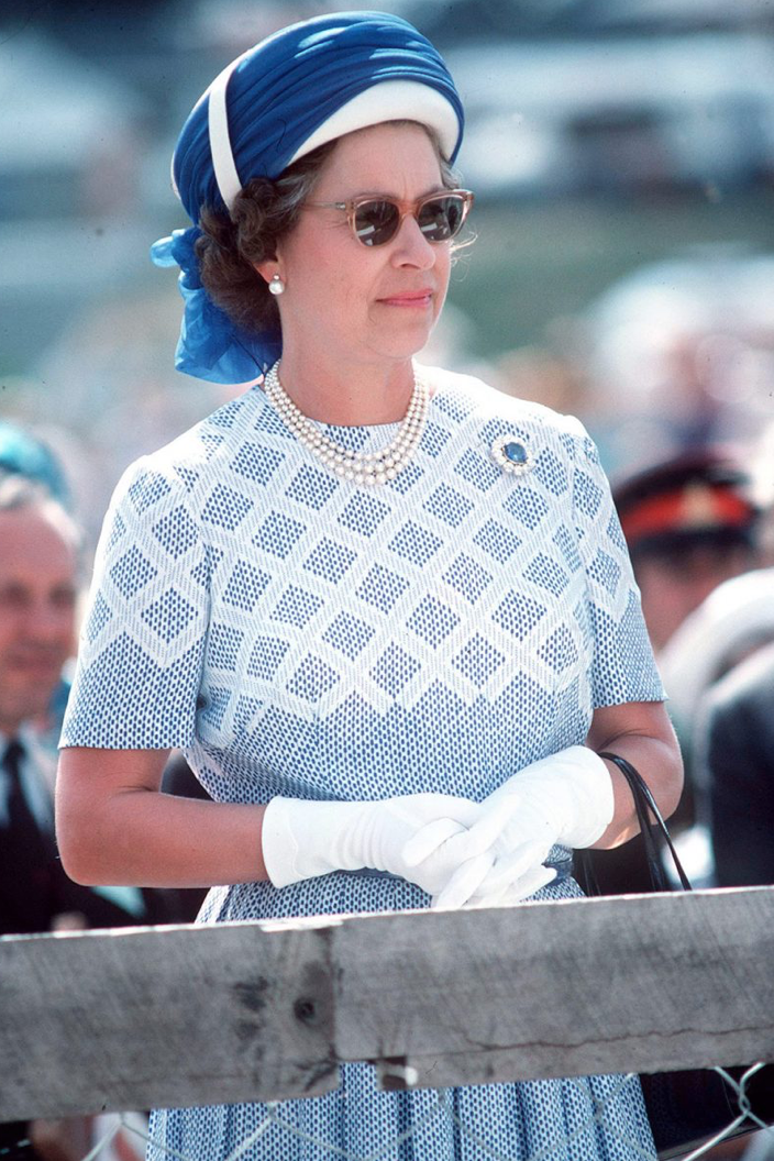 Queen Elizabeth II  Blue.png